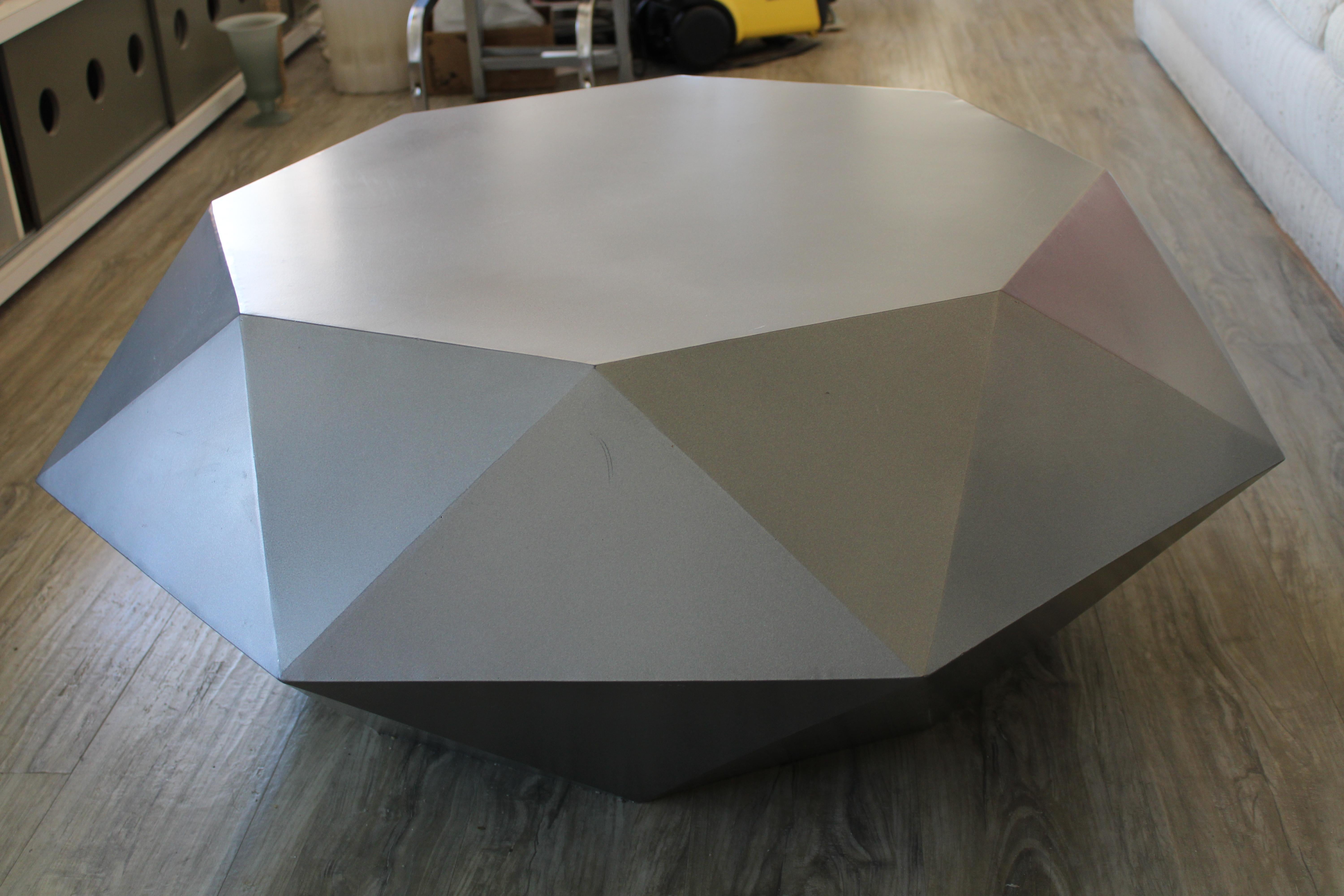 Table basse à facettes en acier de forte épaisseur, unique en son genre. La table a été sablée et recouverte d'un revêtement en poudre de couleur étain métallique. La table mesure 46