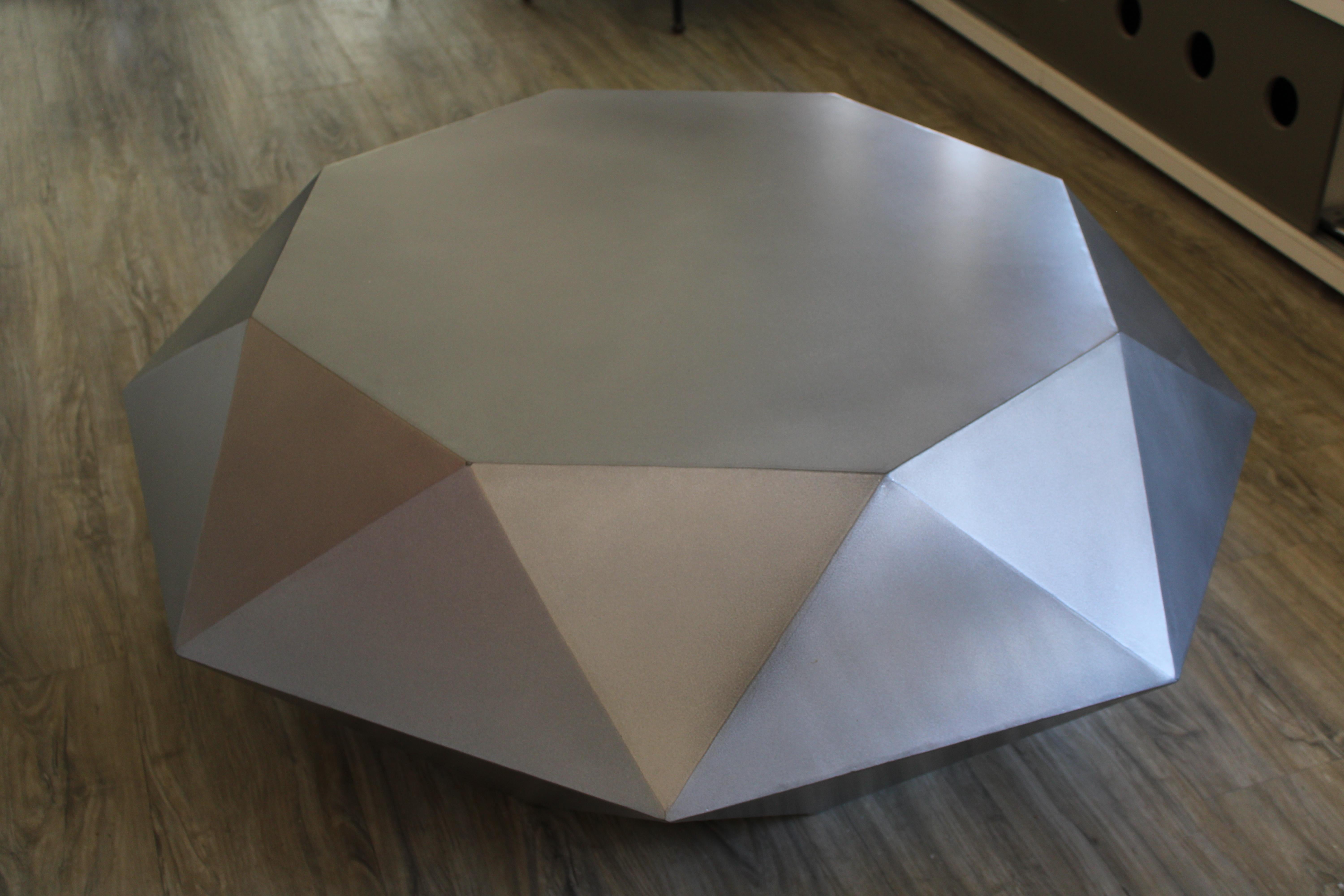Moderne Table basse en acier à facettes sur mesure en vente