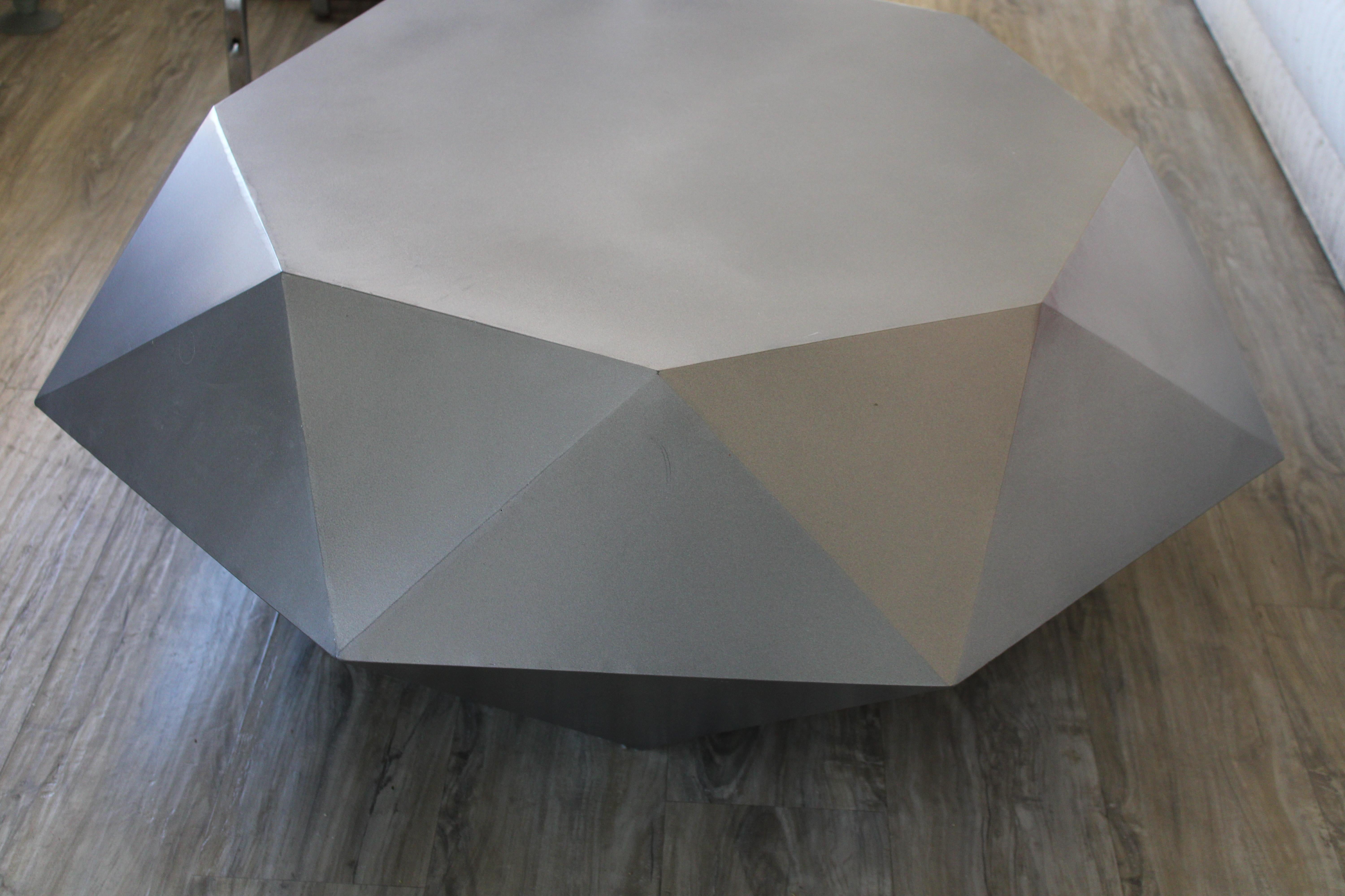 Américain Table basse en acier à facettes sur mesure en vente