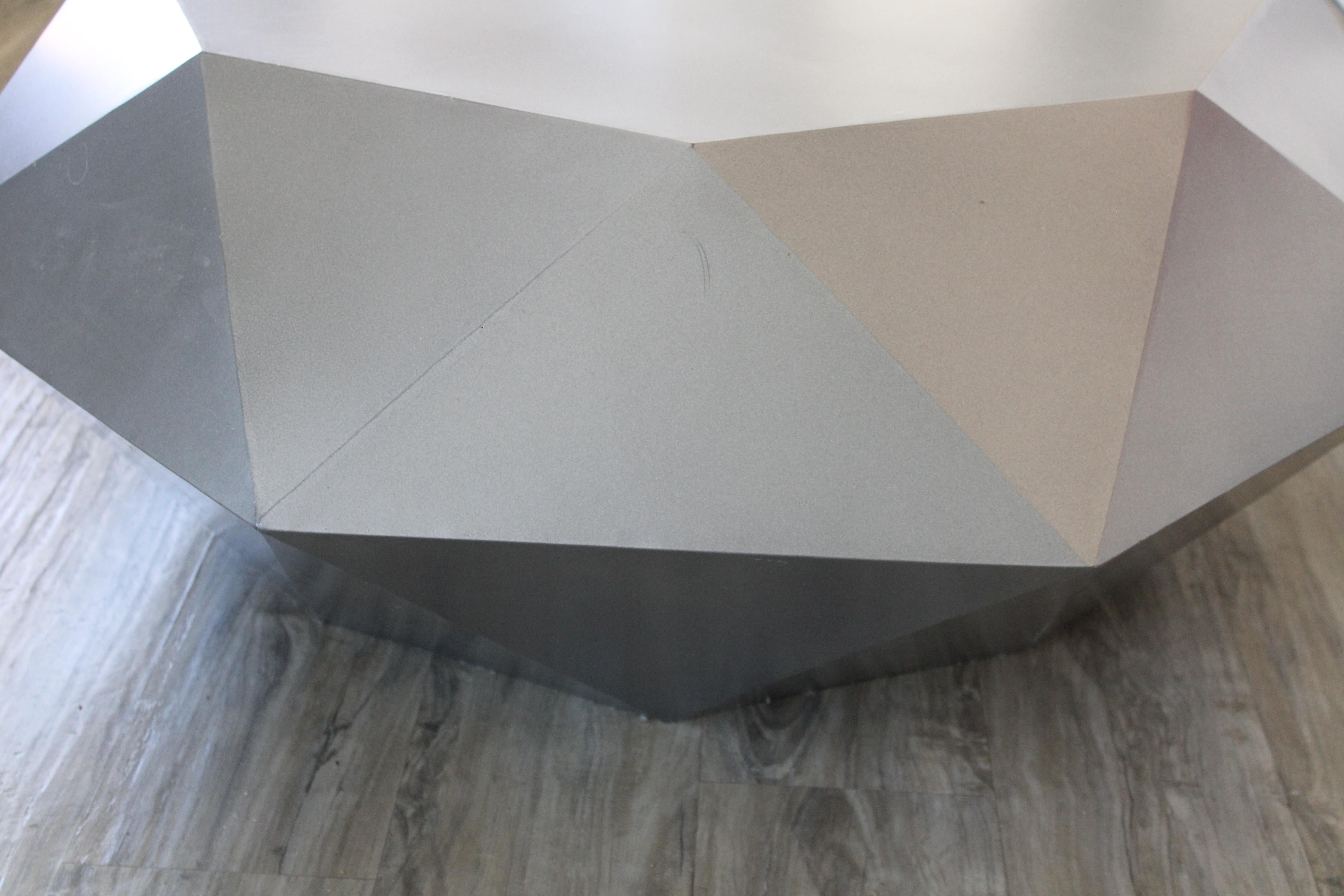 Table basse en acier à facettes sur mesure Bon état - En vente à Palm Springs, CA