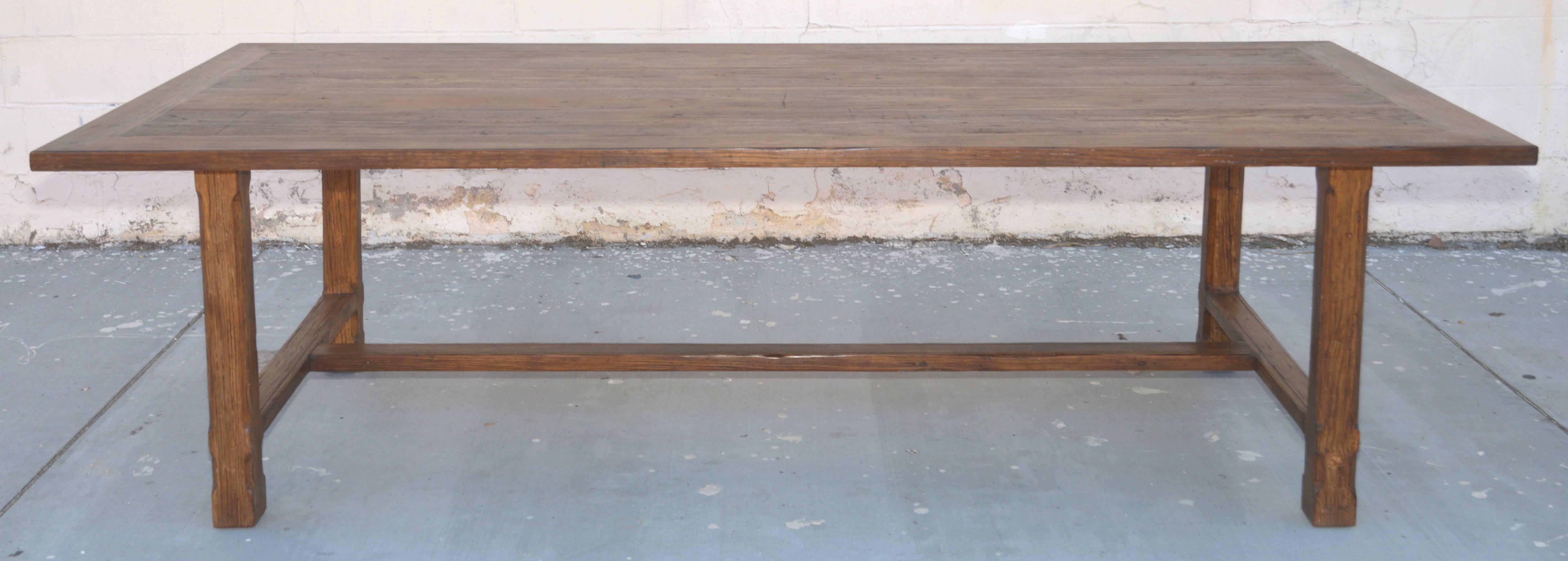 Dieser Bauernhoftisch aus wiederverwendetem Kiefernholz hat abgeschrägte Beine und kannelierte Bänder. Es ist hier in 118