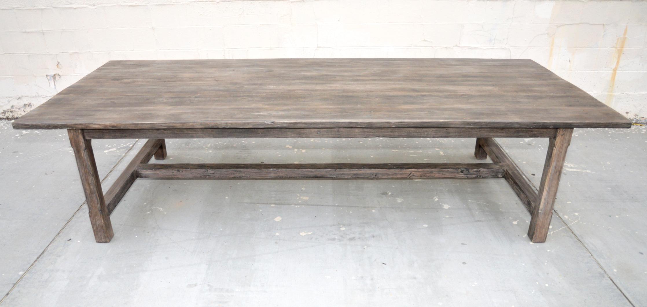 Dieser Tisch ist aus handverlesener, aufgearbeiteter Kernkiefer gefertigt, die über viele Jahrzehnte hinweg auf natürliche Weise gealtert wurde, um eine tolle authentische Patina zu erhalten. 

Der hier gezeigte Tisch ist 120