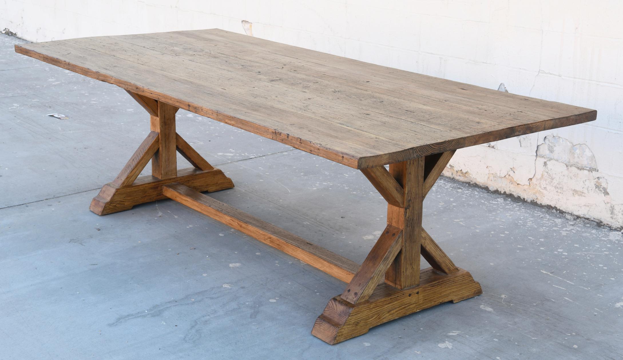 Cette table de ferme est fabriquée à partir de pin récupéré, elle est ici en 112