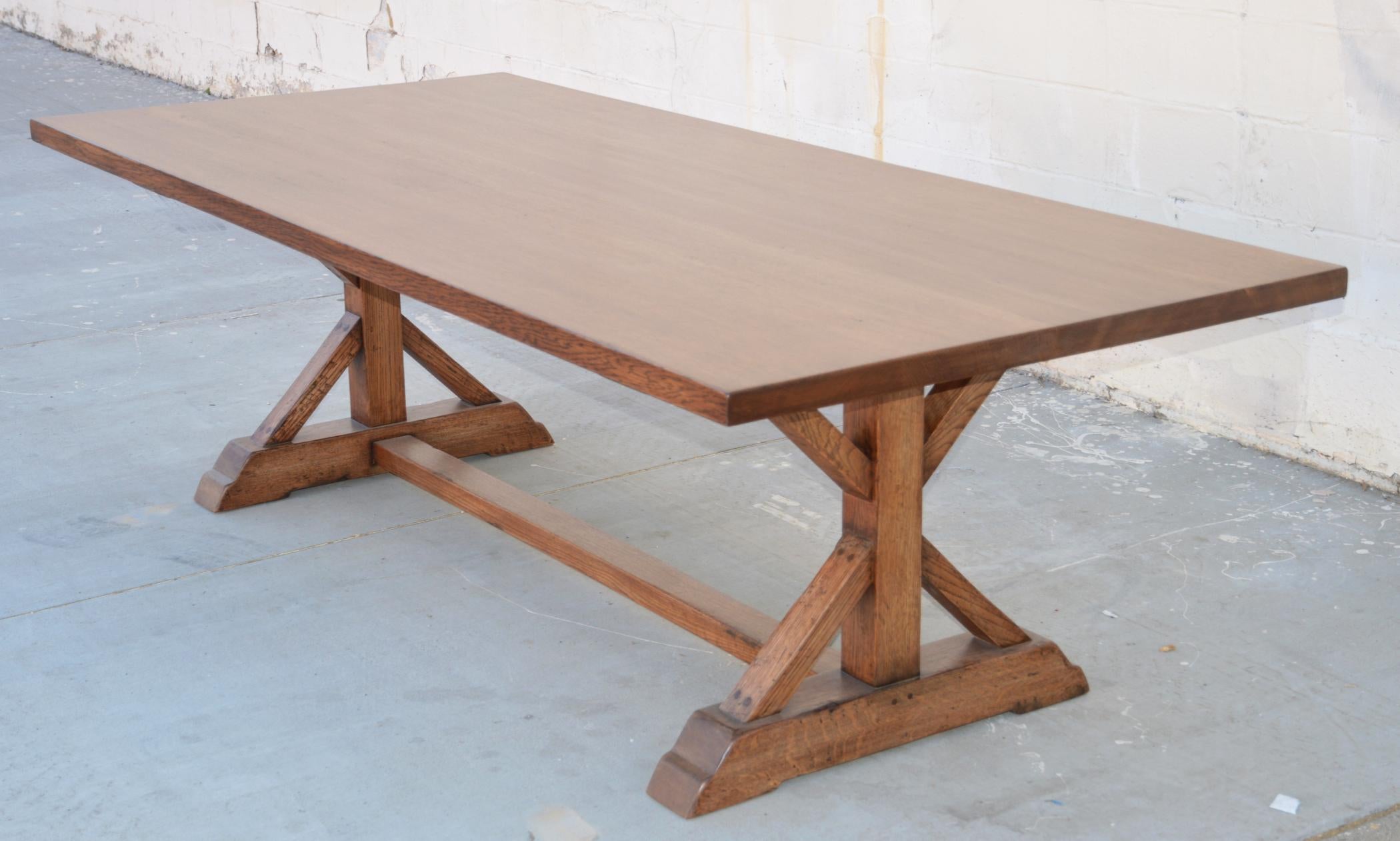 Cette table de ferme en chêne blanc vintage est présentée ici en format 112