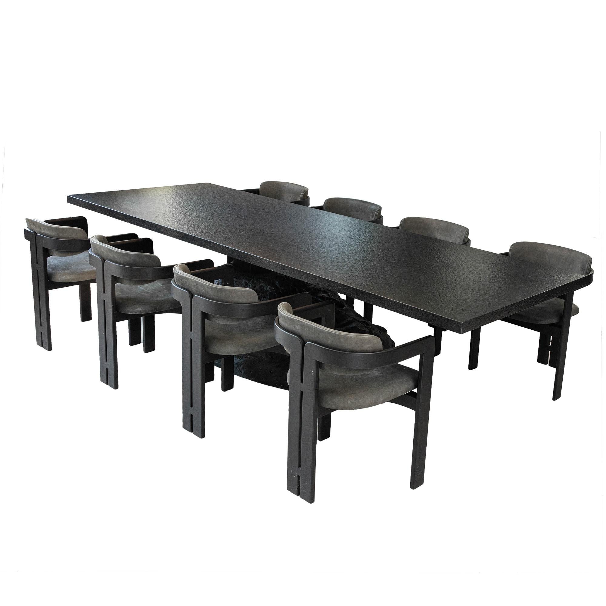 Table de salle à manger sur mesure pouvant accueillir 8 personnes confortablement. Style organique et moderne. Faux rocher avec plateau de table, conçu sur mesure, 1 exemplaire. Usure mineure liée à l'âge et à l'utilisation. 