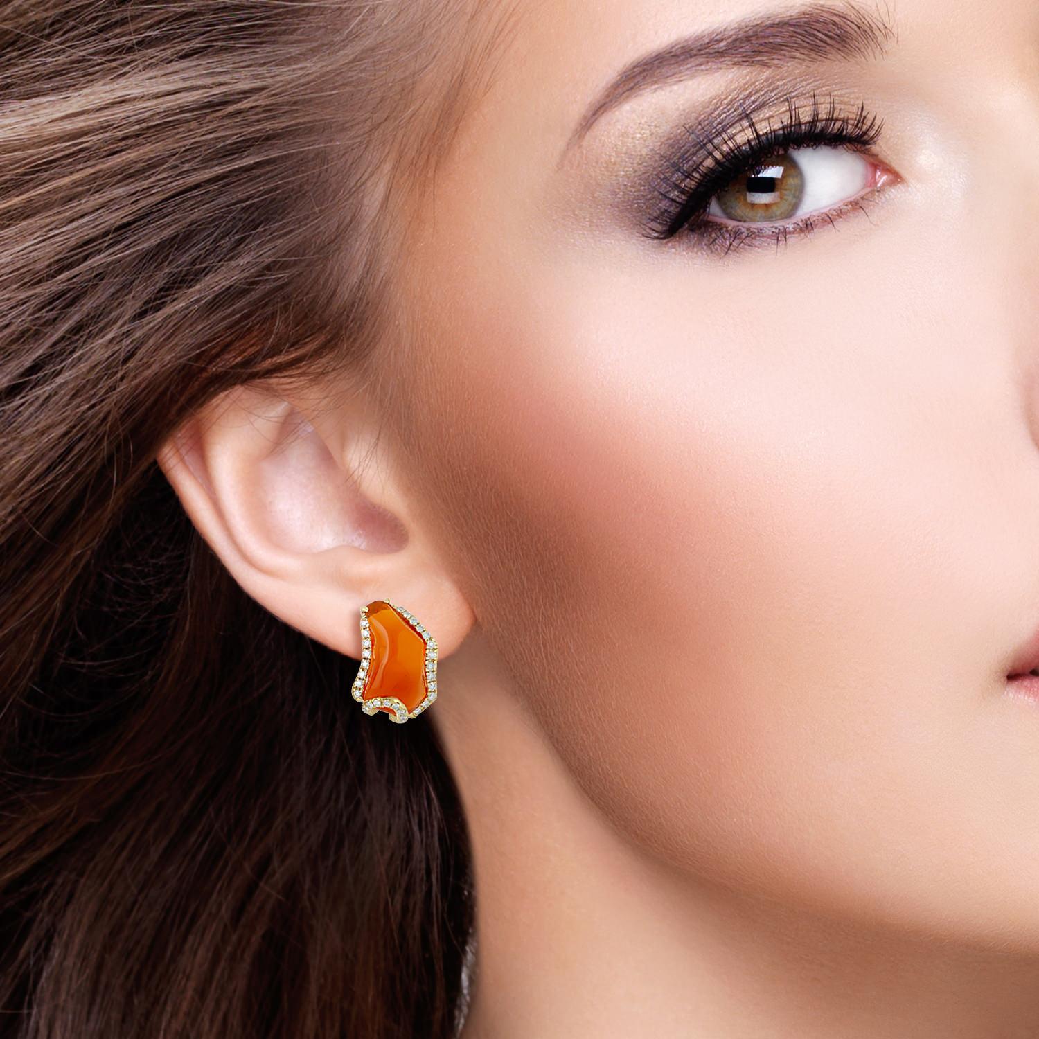 Fuso in oro 18 carati. Questi splendidi orecchini con perno sono incastonati a mano con 7,93 carati di opale di fuoco e .52 carati di diamanti scintillanti.  Fornirà un rendering CAD delle nuove pietre che sono state acquistate. 

SEGUI  Visita la