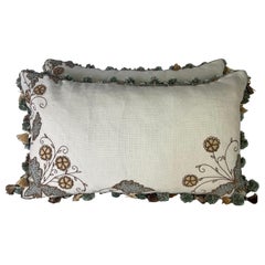 Cuscini in lino ricamati con fiori personalizzati di Melissa Levinson