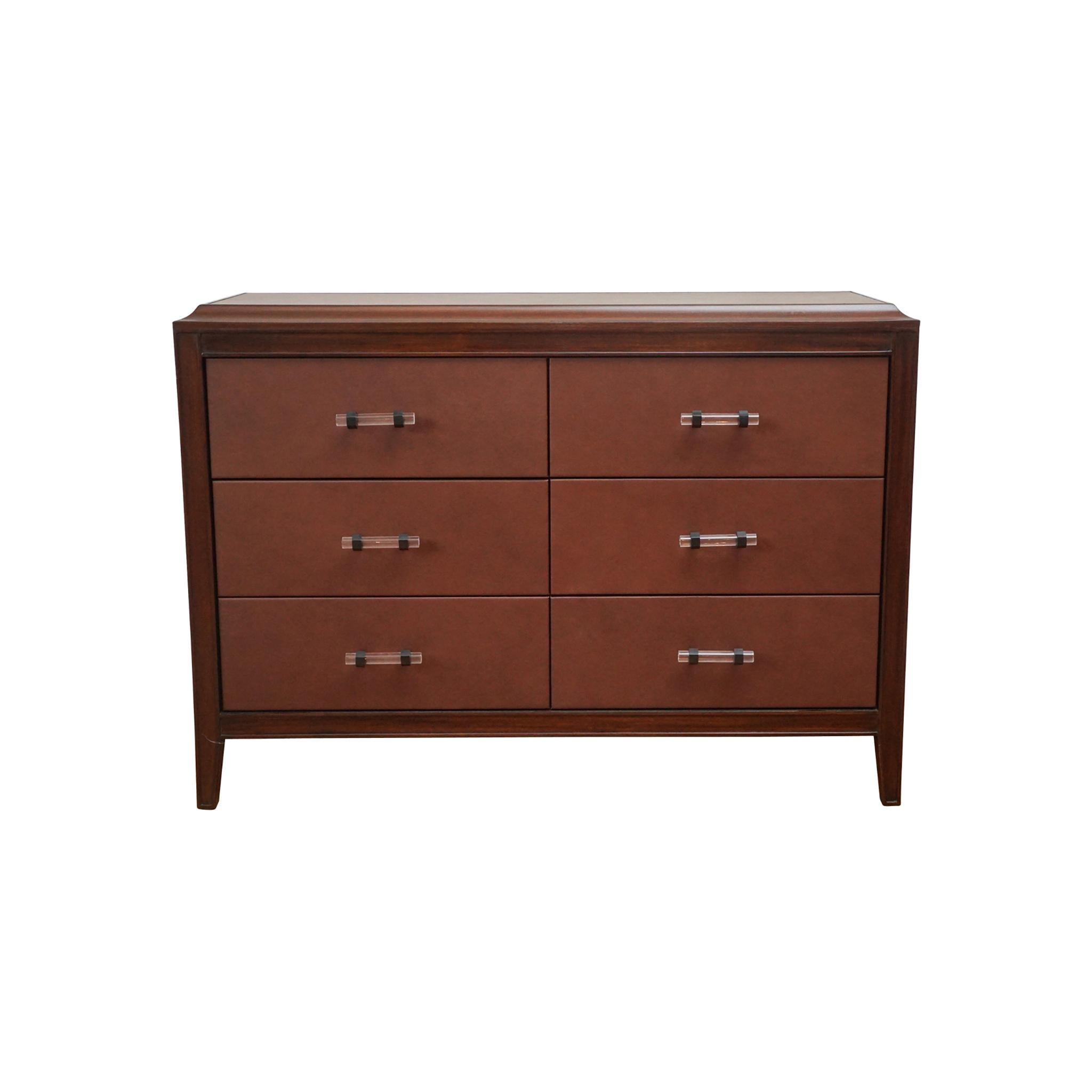 Bellissimo comò con struttura in noce chiaro, piano in pelle e sei cassetti rivestiti in pelle. La ferramenta è in lucite con anelli esagonali in bronzo spazzolato a olio. Sono disponibili finiture personalizzate.

Tempi di consegna: 8-10