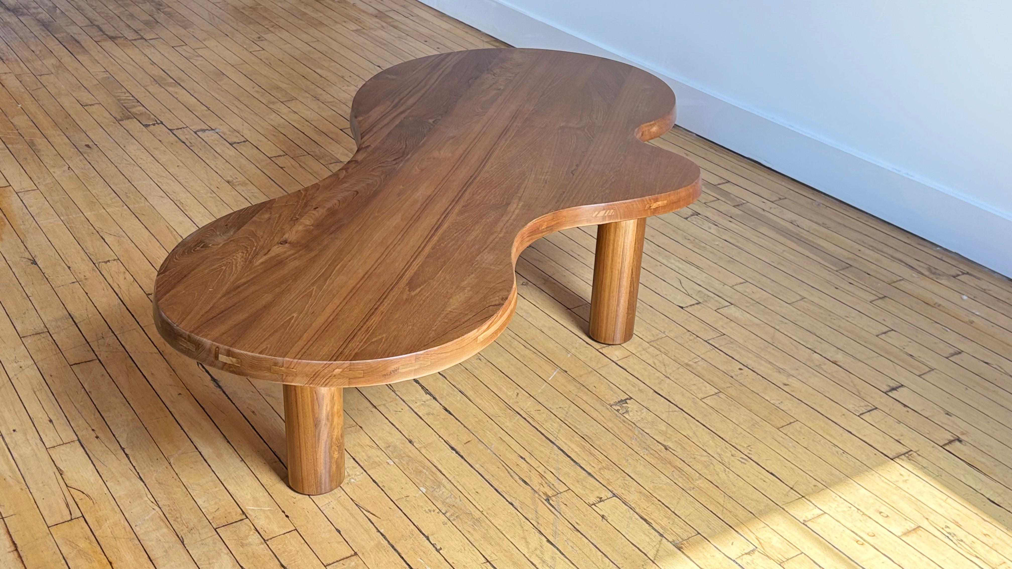 Es handelte sich um einen Sonderauftrag für eine Hamptons-Villa, die nie gekauft wurde. Ihr Verlust ist Ihr Gewinn.

Ein absolut atemberaubender Couchtisch in der Art französischer Meister des modernen Designs wie Jean R und Charlotte Perriand.