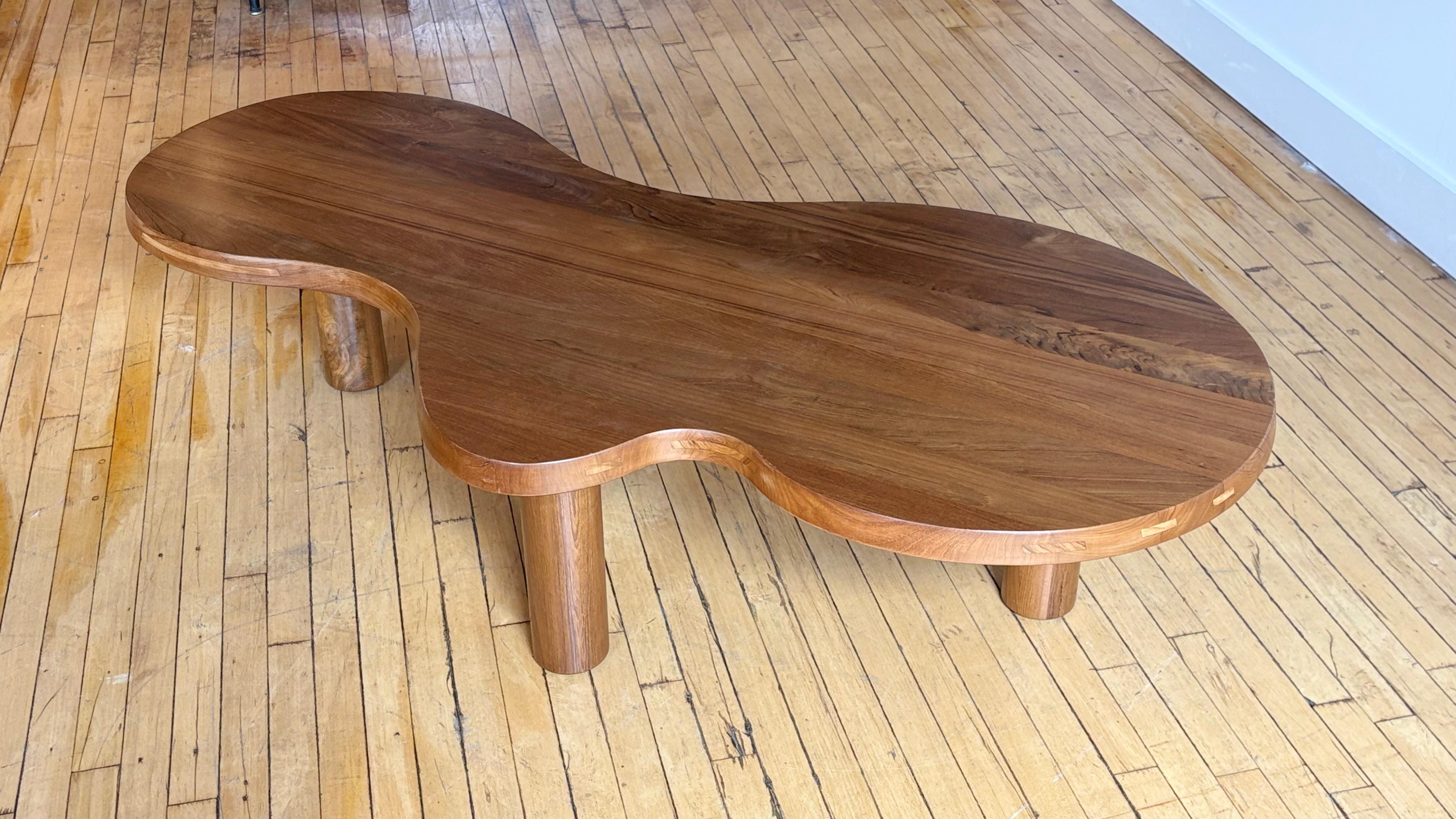 Maßgeschneiderter Couchtisch Forme Libre (Moderne) im Angebot