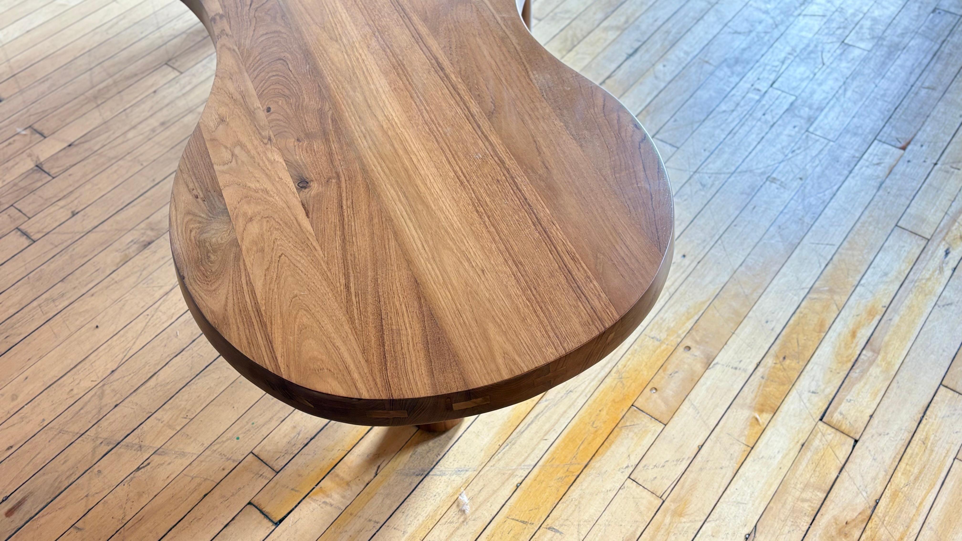 Maßgeschneiderter Couchtisch Forme Libre (Teakholz) im Angebot