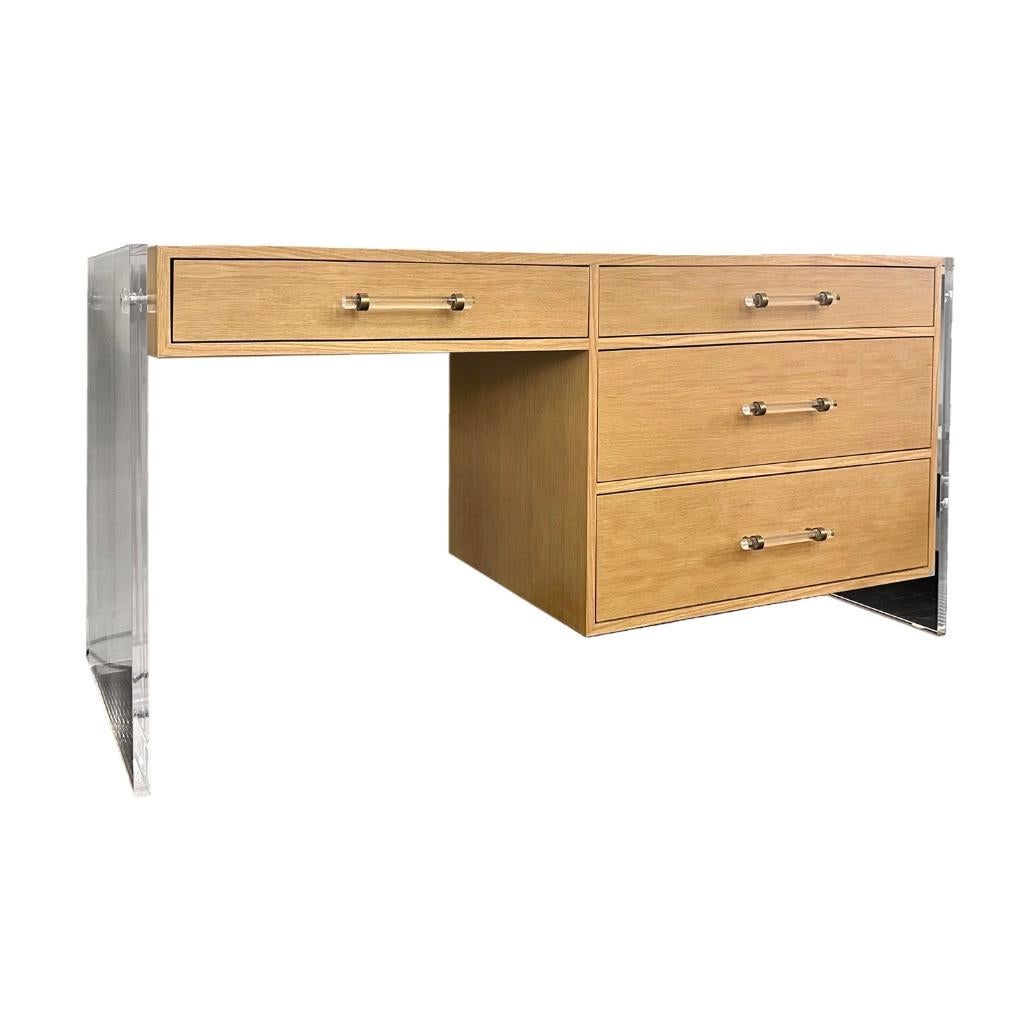 Escritorio Studio personalizado, hecho a medida, de roble, con cuatro cajones de deslizamiento suave y soportes y tiradores acrílicos. Las dimensiones, el número de cajones y los herrajes son personalizables.  

Consulta con Venfield los