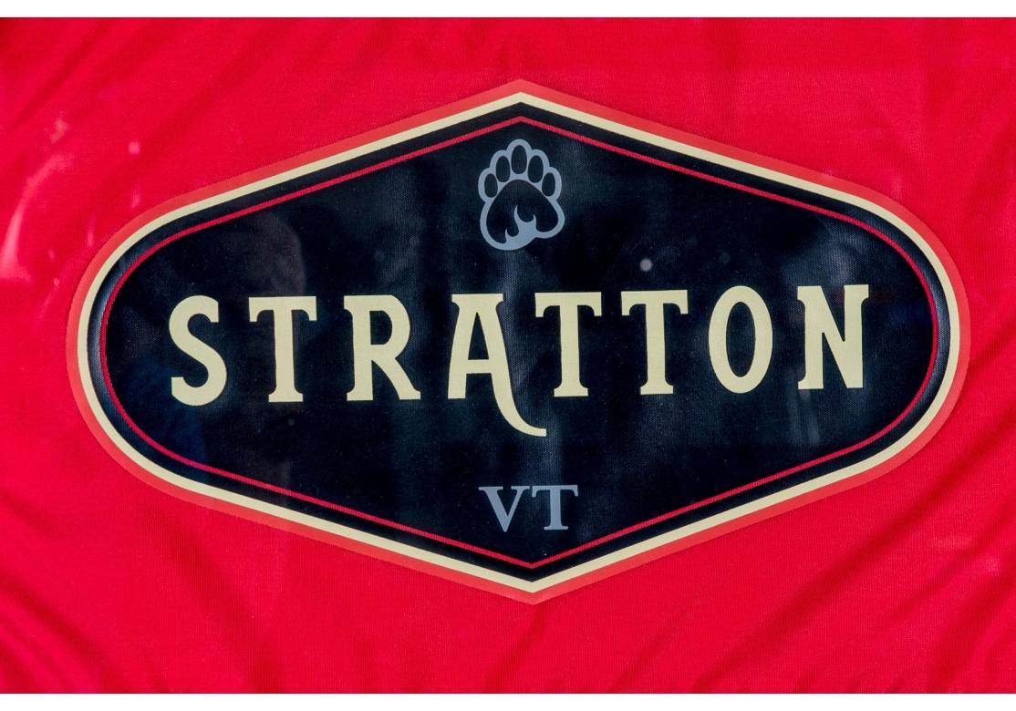 Drapeau de la station de montagne Stratton encadré sur mesure en vente 3