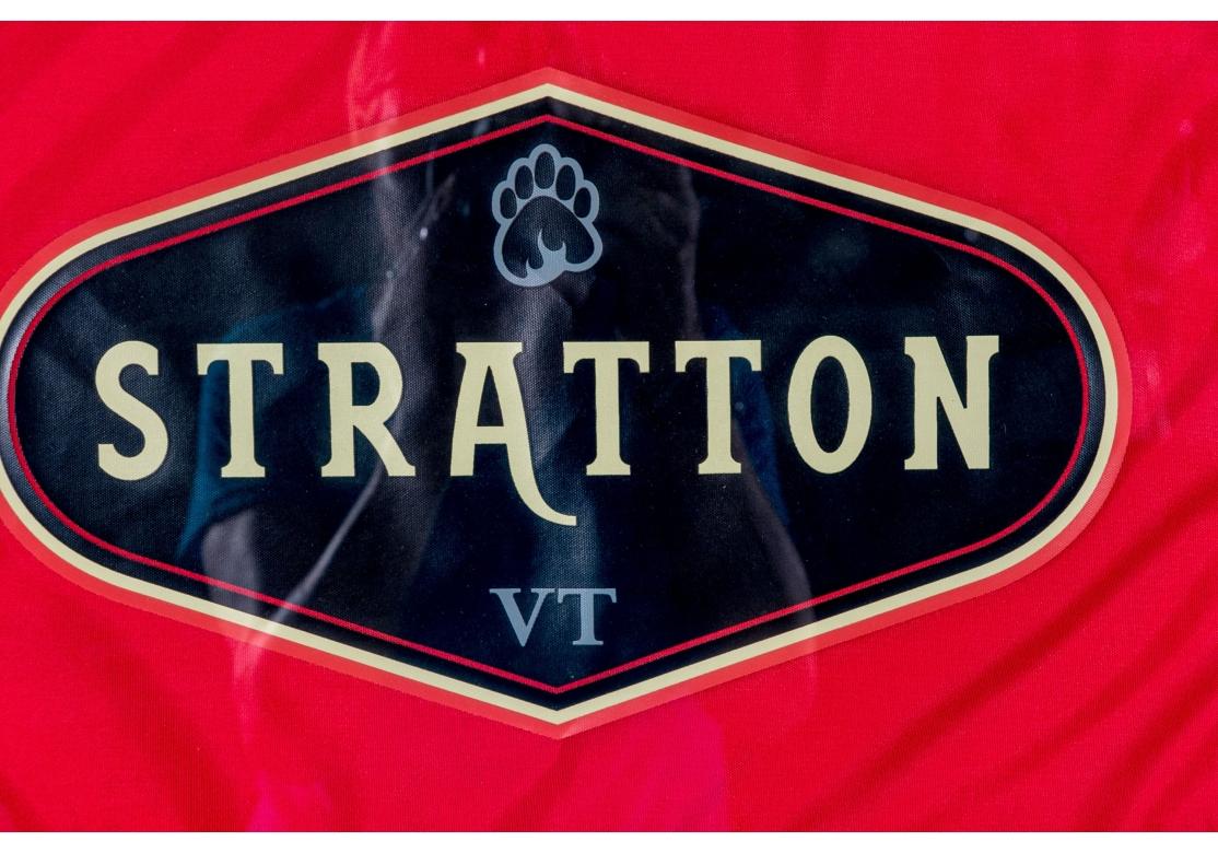 Drapeau de la station de montagne Stratton encadré sur mesure Bon état - En vente à Bridgeport, CT