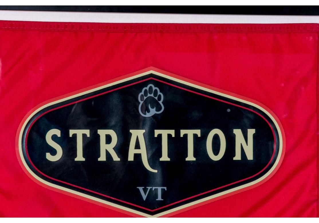 20ième siècle Drapeau de la station de montagne Stratton encadré sur mesure en vente