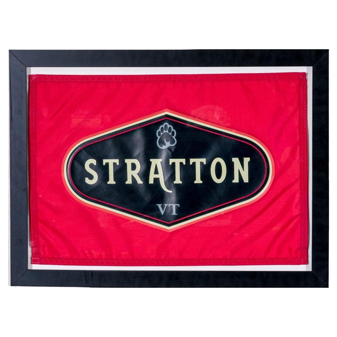 Drapeau de la station de montagne Stratton encadré sur mesure en vente