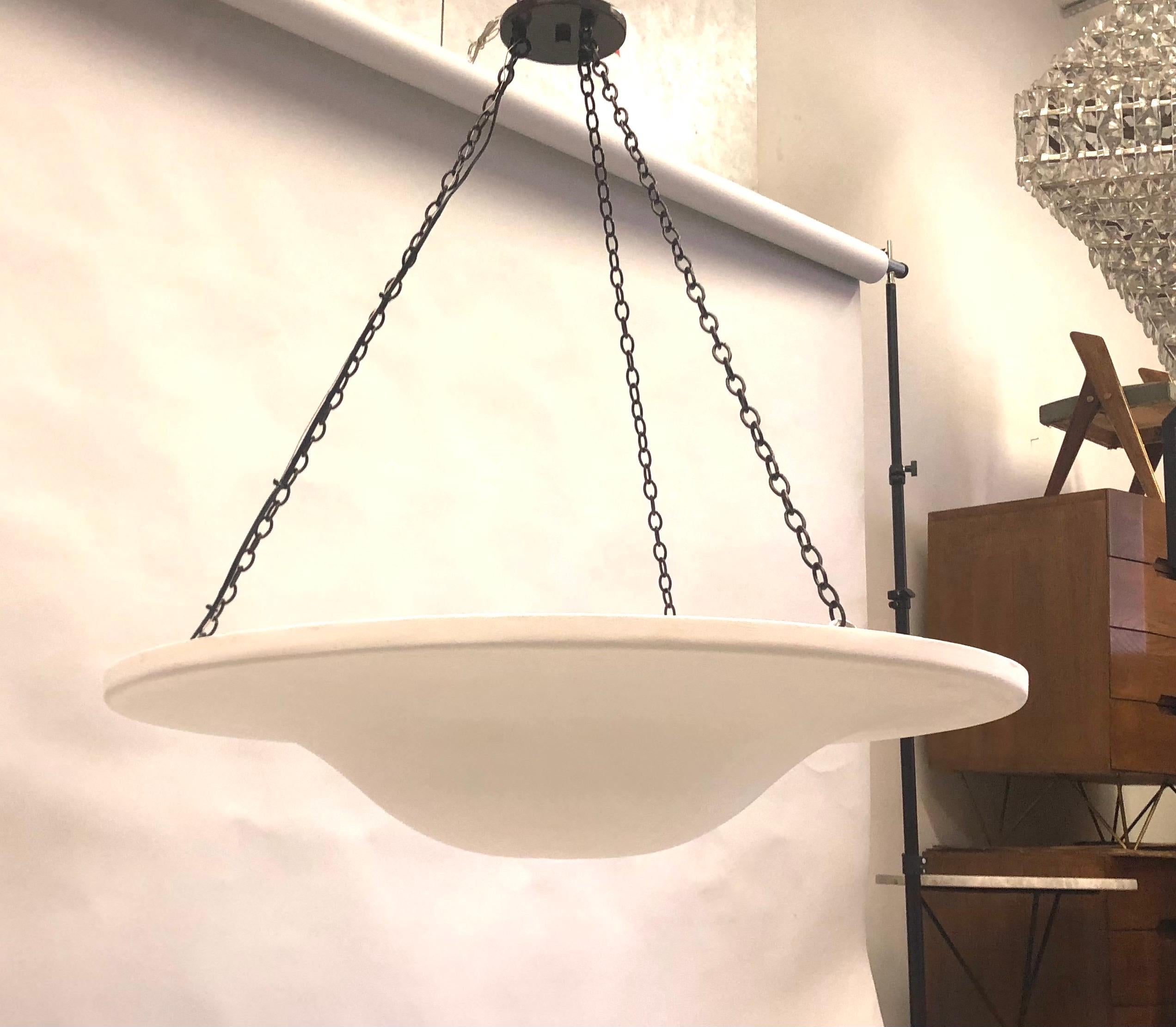 Un lampadario/pendente in gesso francese personalizzato, grande, puro e sobrio, nello stile di Giacometti per Jean-Michel Frank, circa 1930. 

Le dimensioni mostrate sono 32