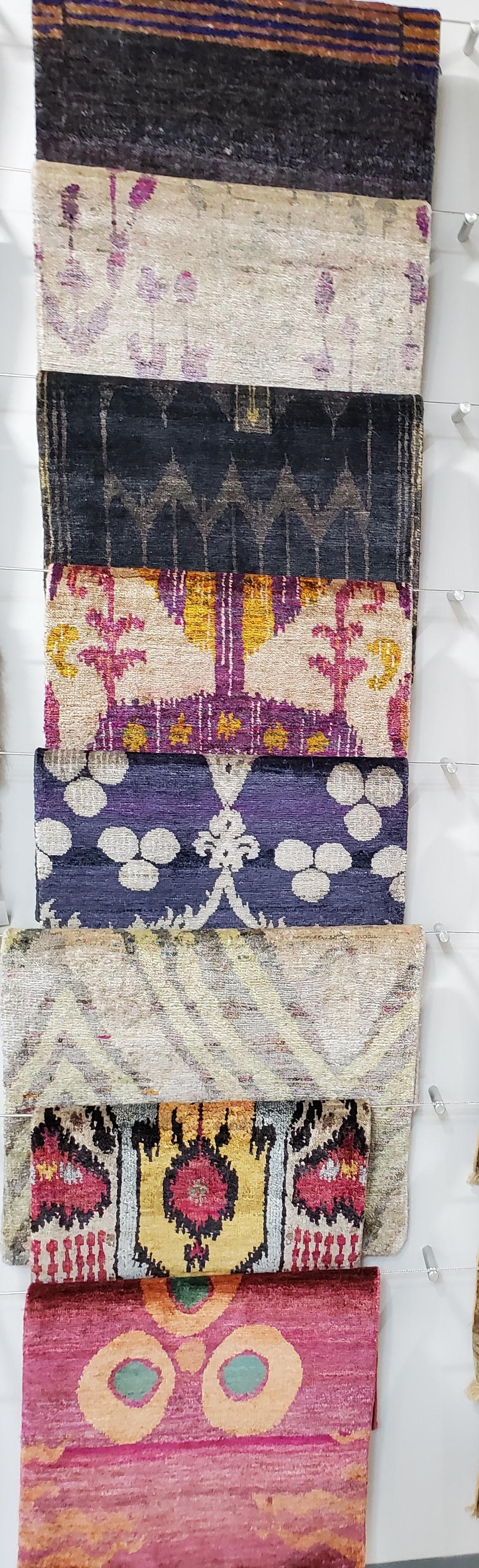 Maßgefertigter handgeknüpfter Teppich aus Wolle und Naturseide in Fuchsia und Rosa (21. Jahrhundert und zeitgenössisch) im Angebot