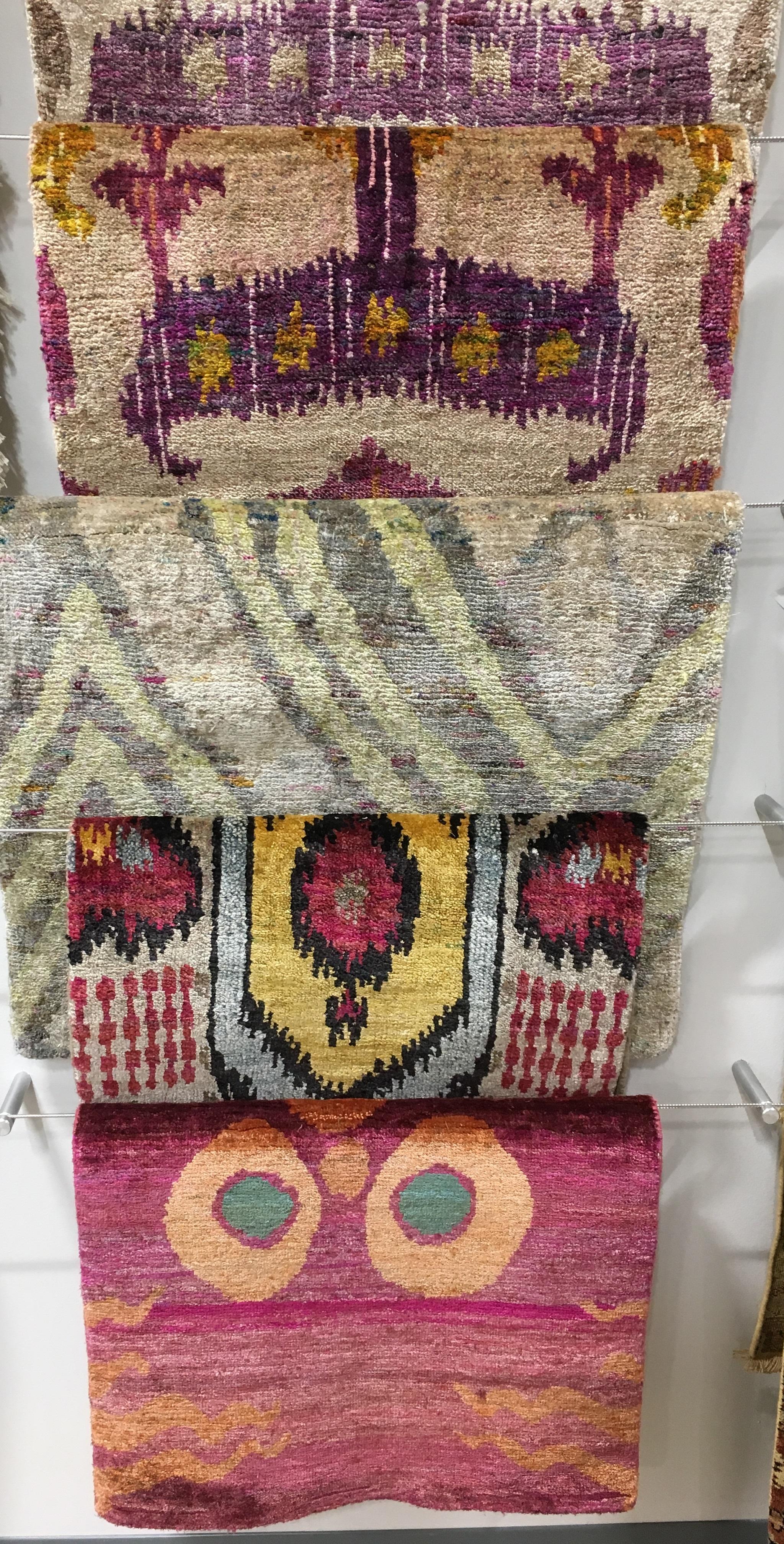 Maßgefertigter handgeknüpfter Teppich aus Wolle und Naturseide in Fuchsia und Rosa im Angebot 1