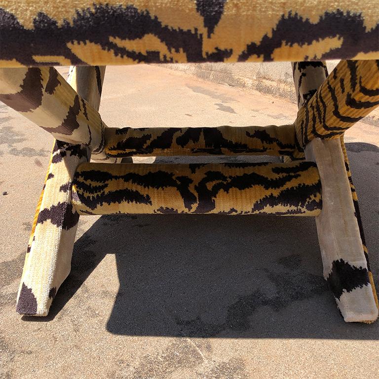 Maßgefertigte Möbelkissen- Drapierung in der Art von Scalamandre Le Tigre Tier im Angebot 2