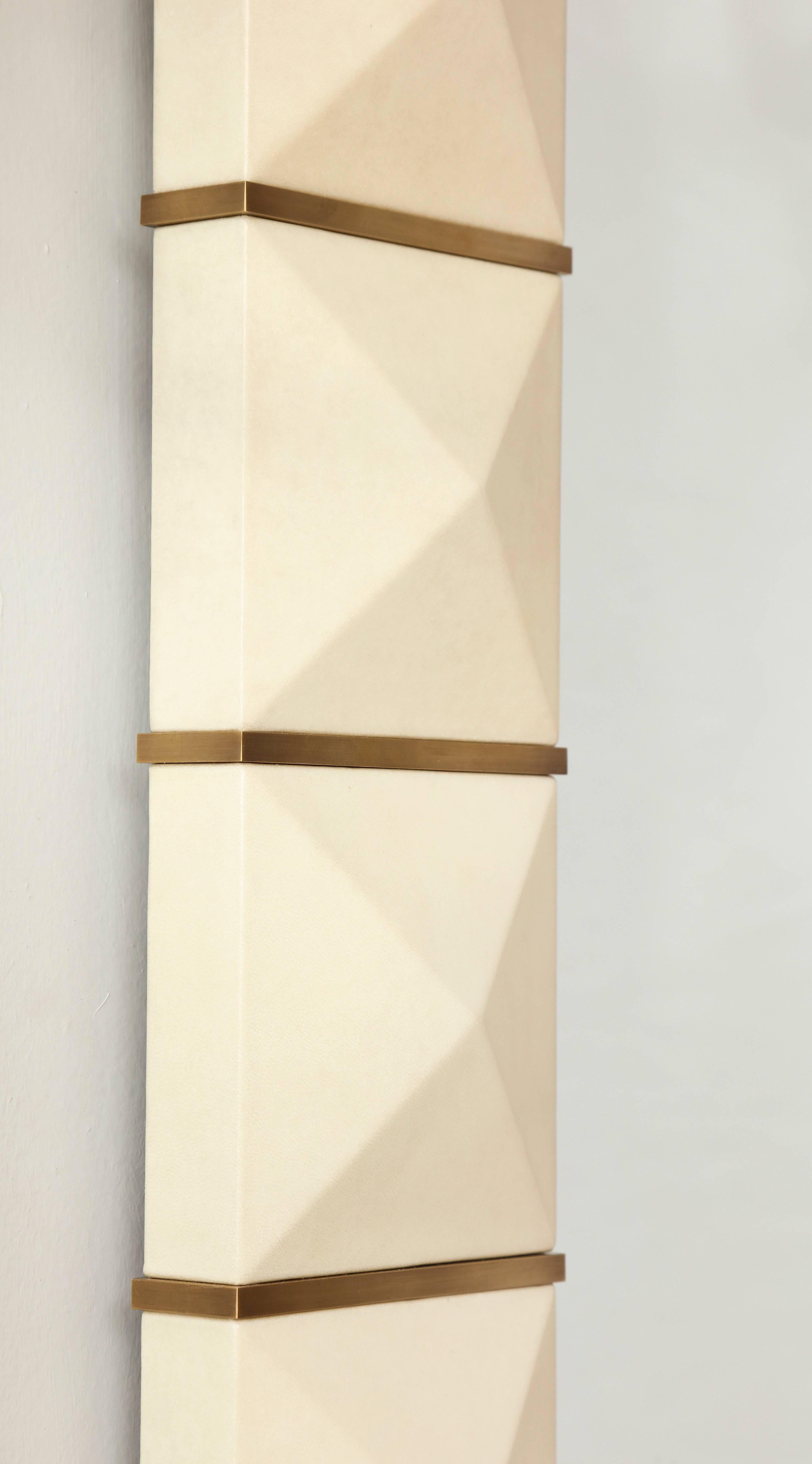 Americano Specchio geometrico personalizzato in pergamena con intarsi in ottone in vendita