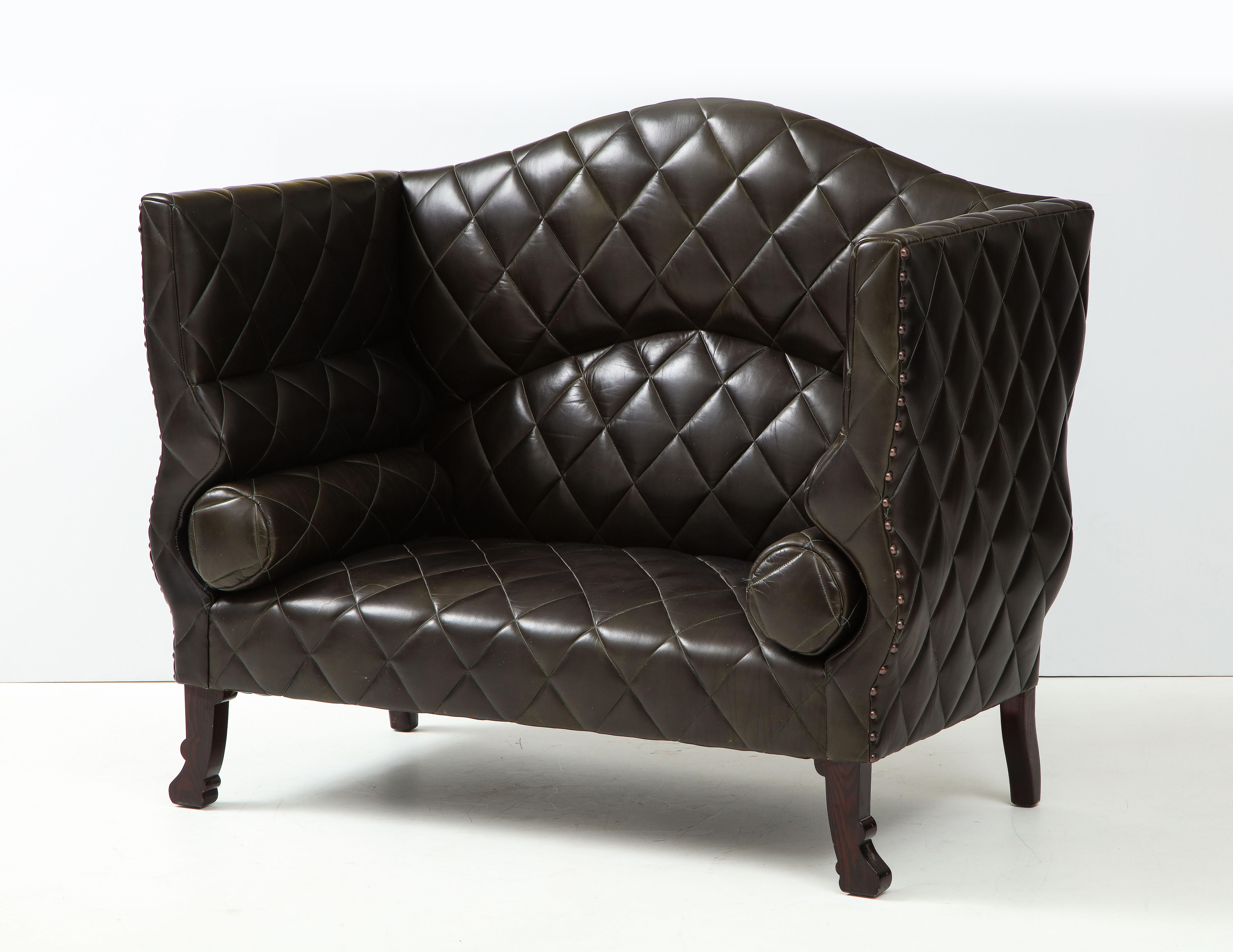 Maßgefertigtes schwarzes getuftetes Leder-Sofa von George Smith, 2000er Jahre (Postmoderne) im Angebot
