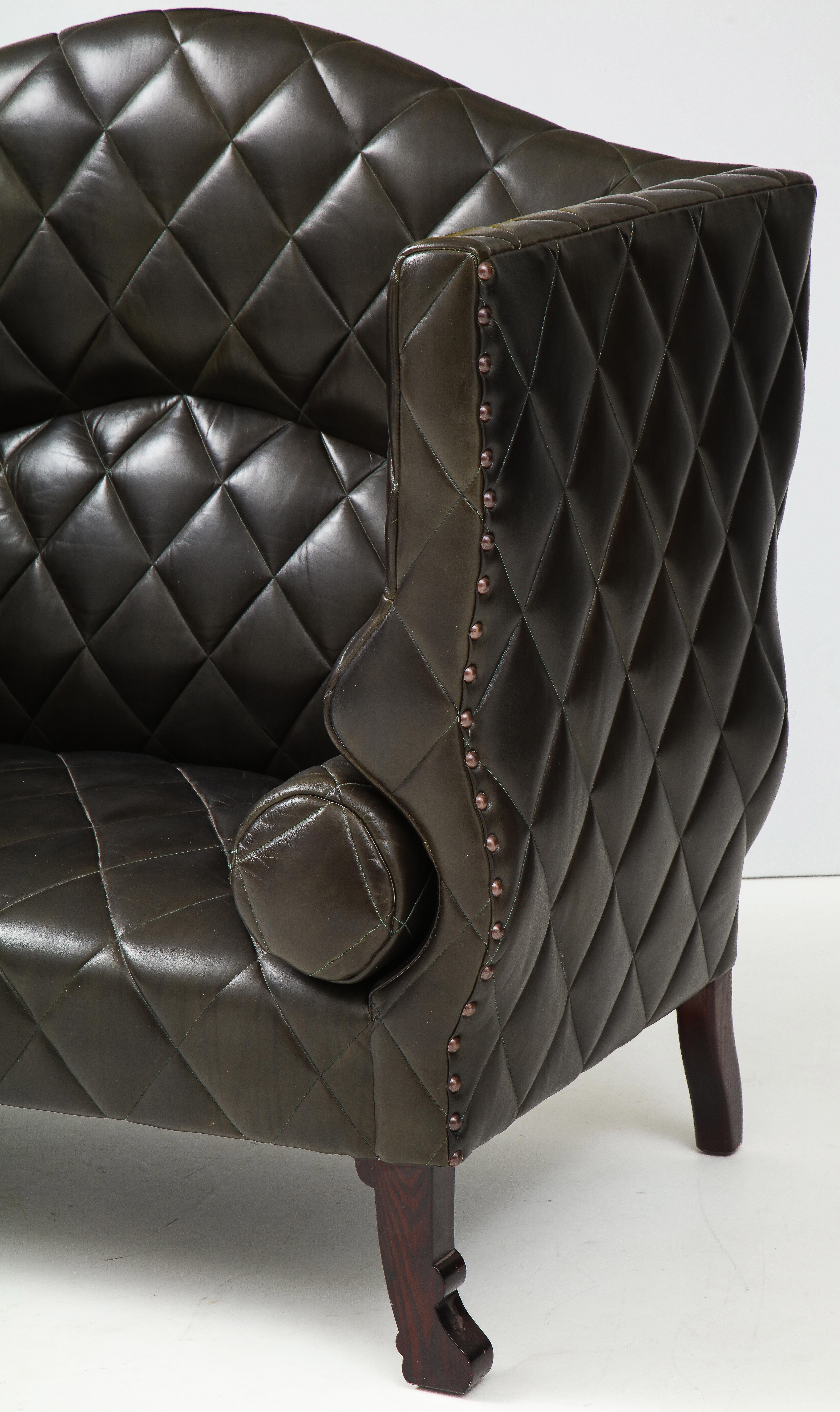 Maßgefertigtes schwarzes getuftetes Leder-Sofa von George Smith, 2000er Jahre (Englisch) im Angebot