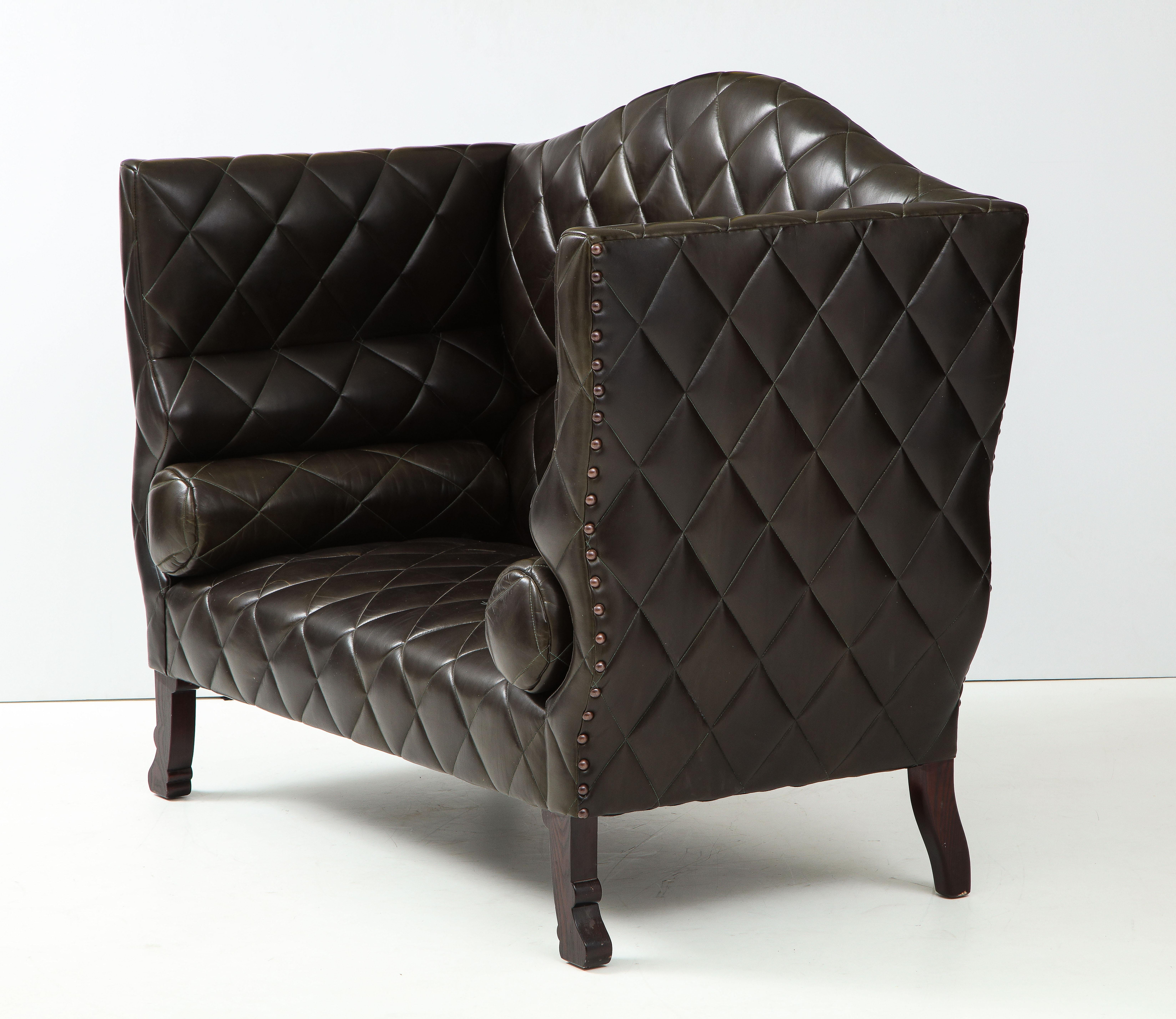 Maßgefertigtes schwarzes getuftetes Leder-Sofa von George Smith, 2000er Jahre im Zustand „Hervorragend“ im Angebot in New York, NY