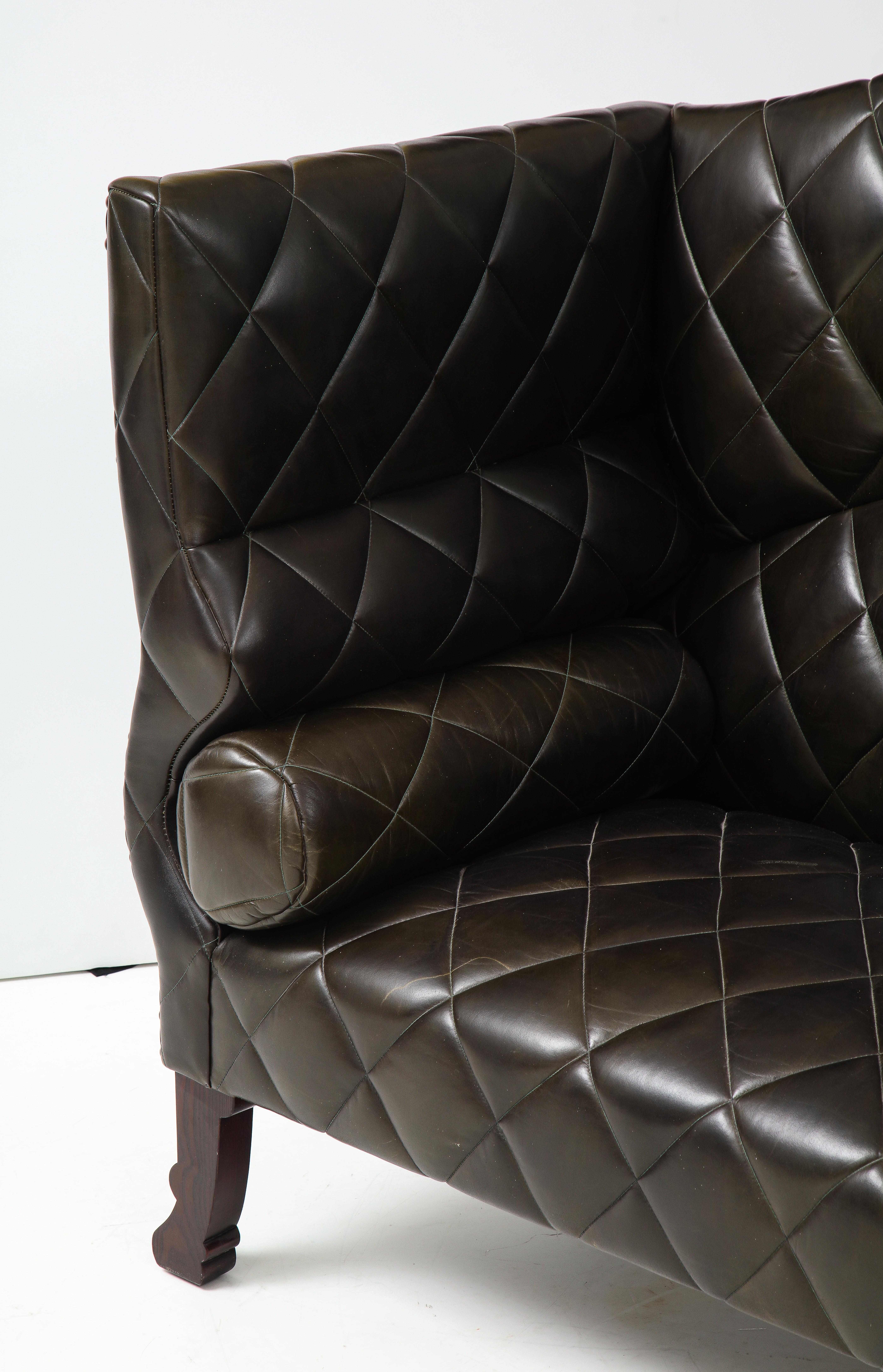 Maßgefertigtes schwarzes getuftetes Leder-Sofa von George Smith, 2000er Jahre im Angebot 1