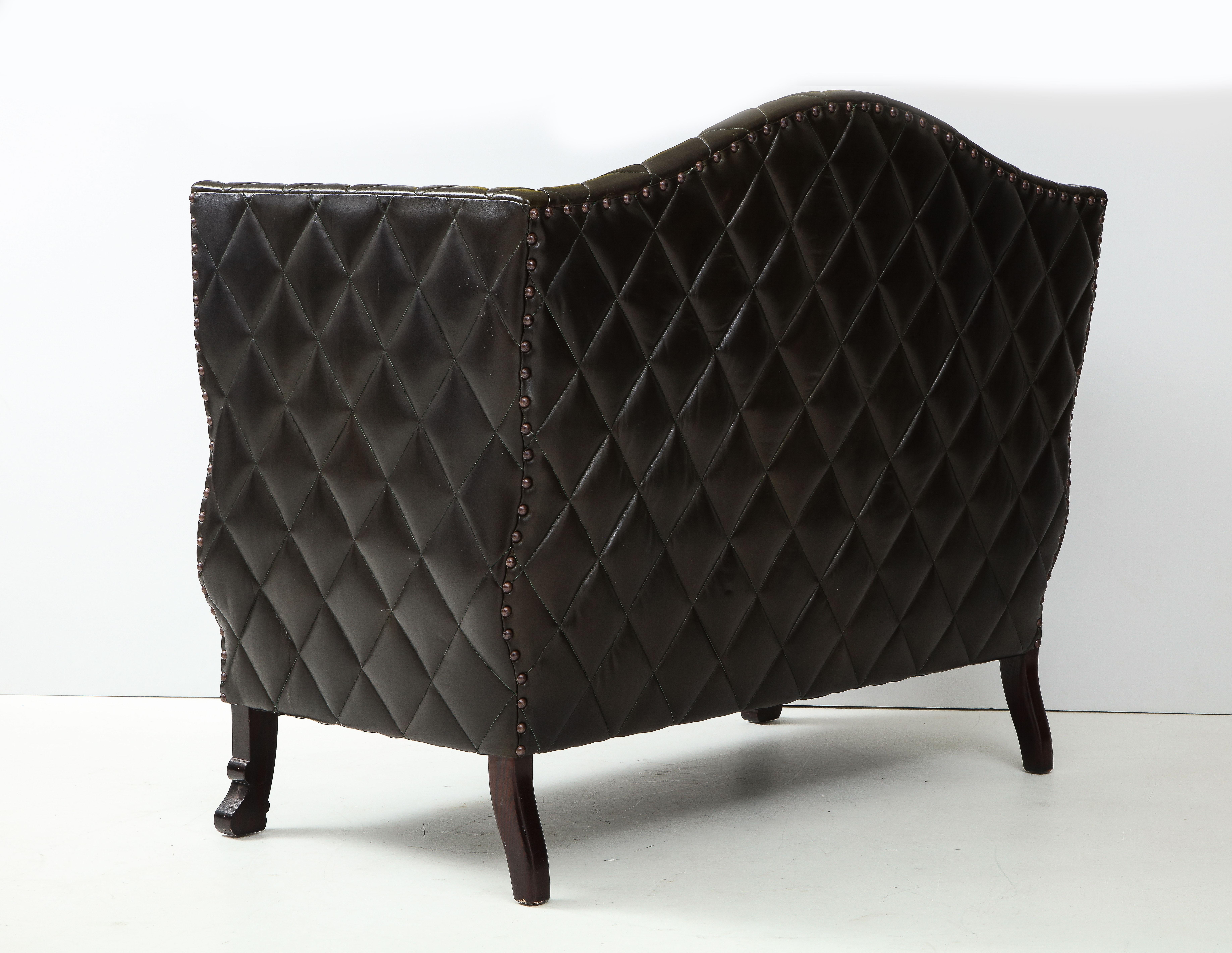 Maßgefertigtes schwarzes getuftetes Leder-Sofa von George Smith, 2000er Jahre im Angebot 2