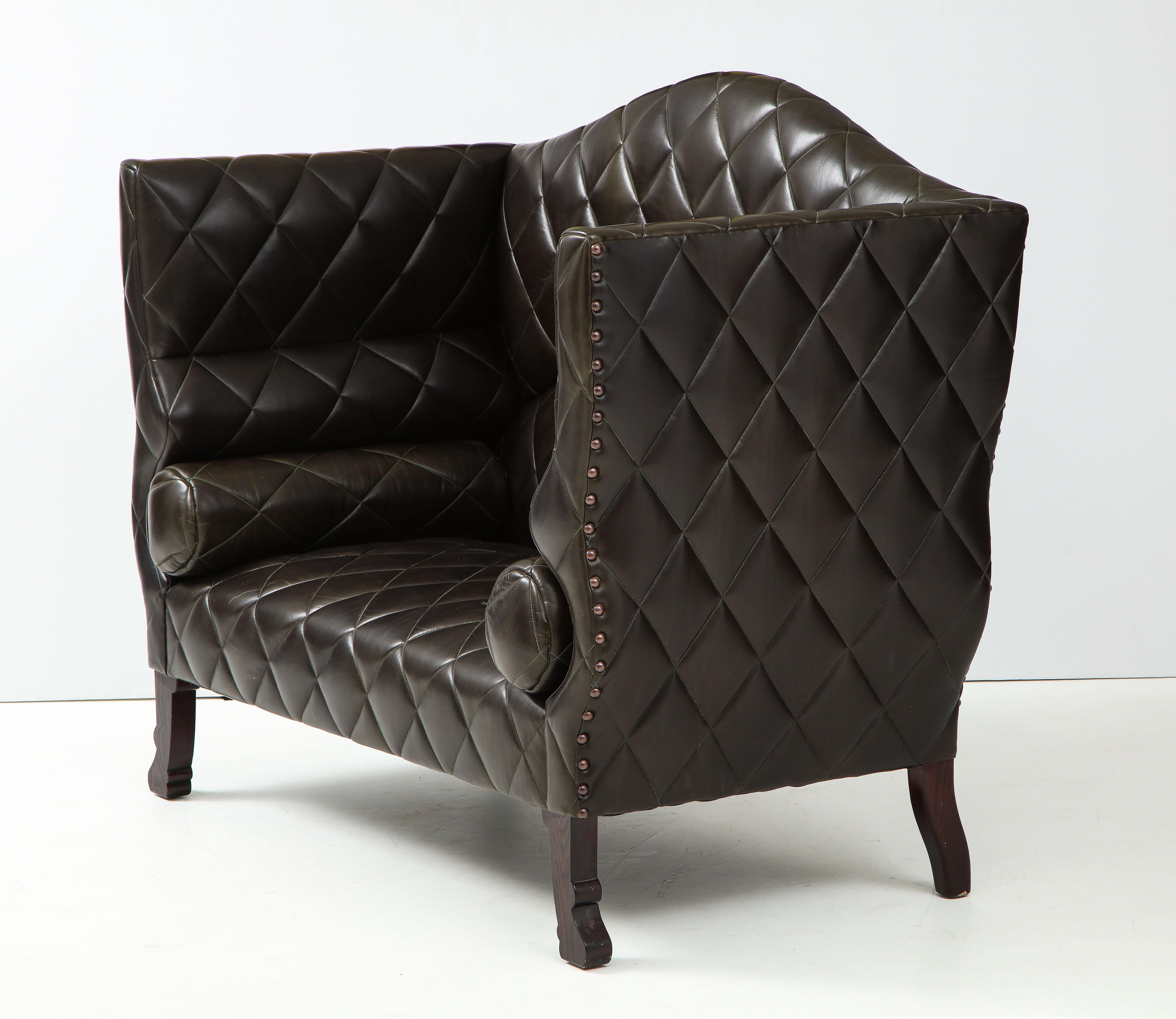 Maßgefertigtes George Smith Espresso-Sofa aus getuftetem Leder im Angebot 8