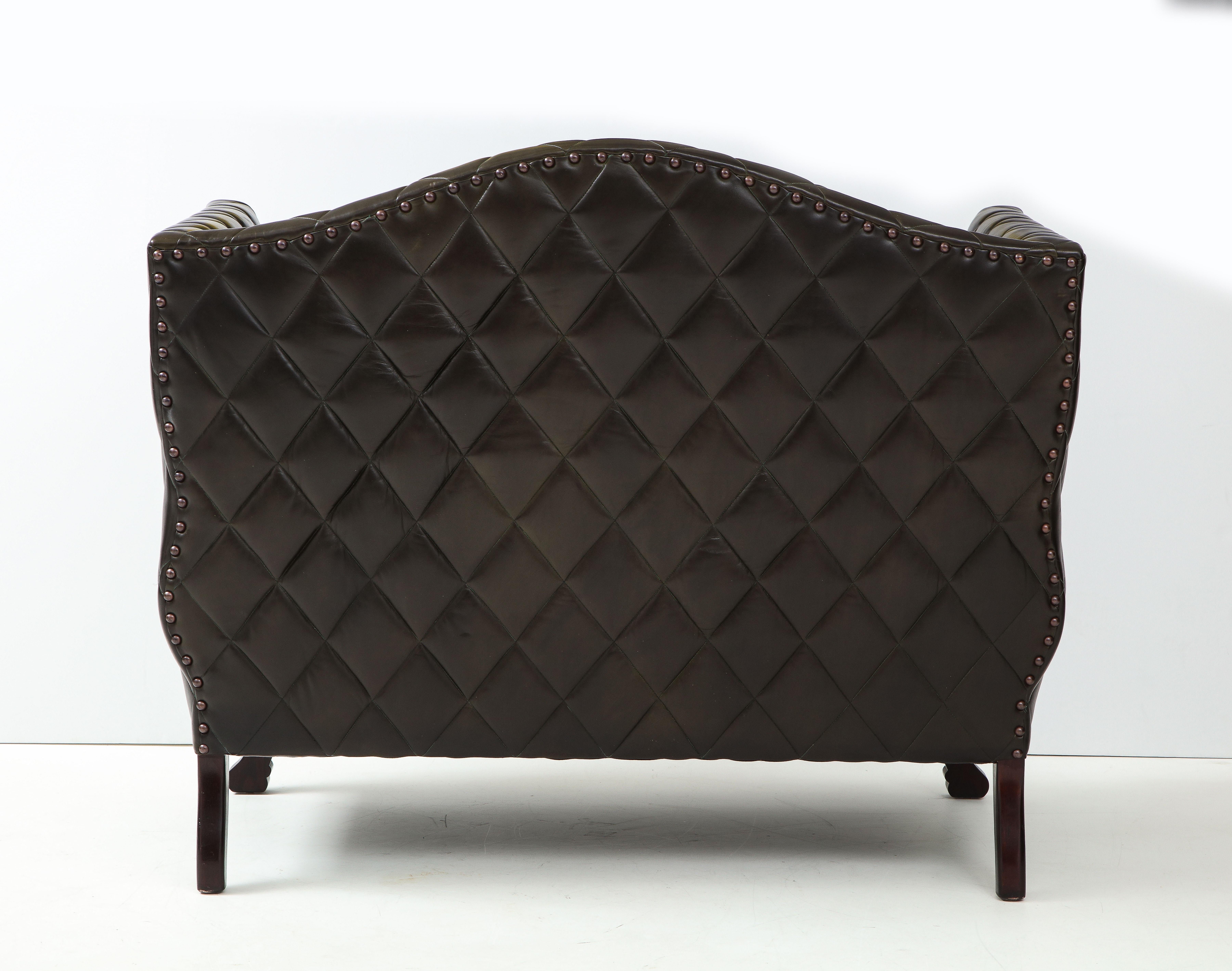 Maßgefertigtes George Smith Espresso-Sofa aus getuftetem Leder im Angebot 9