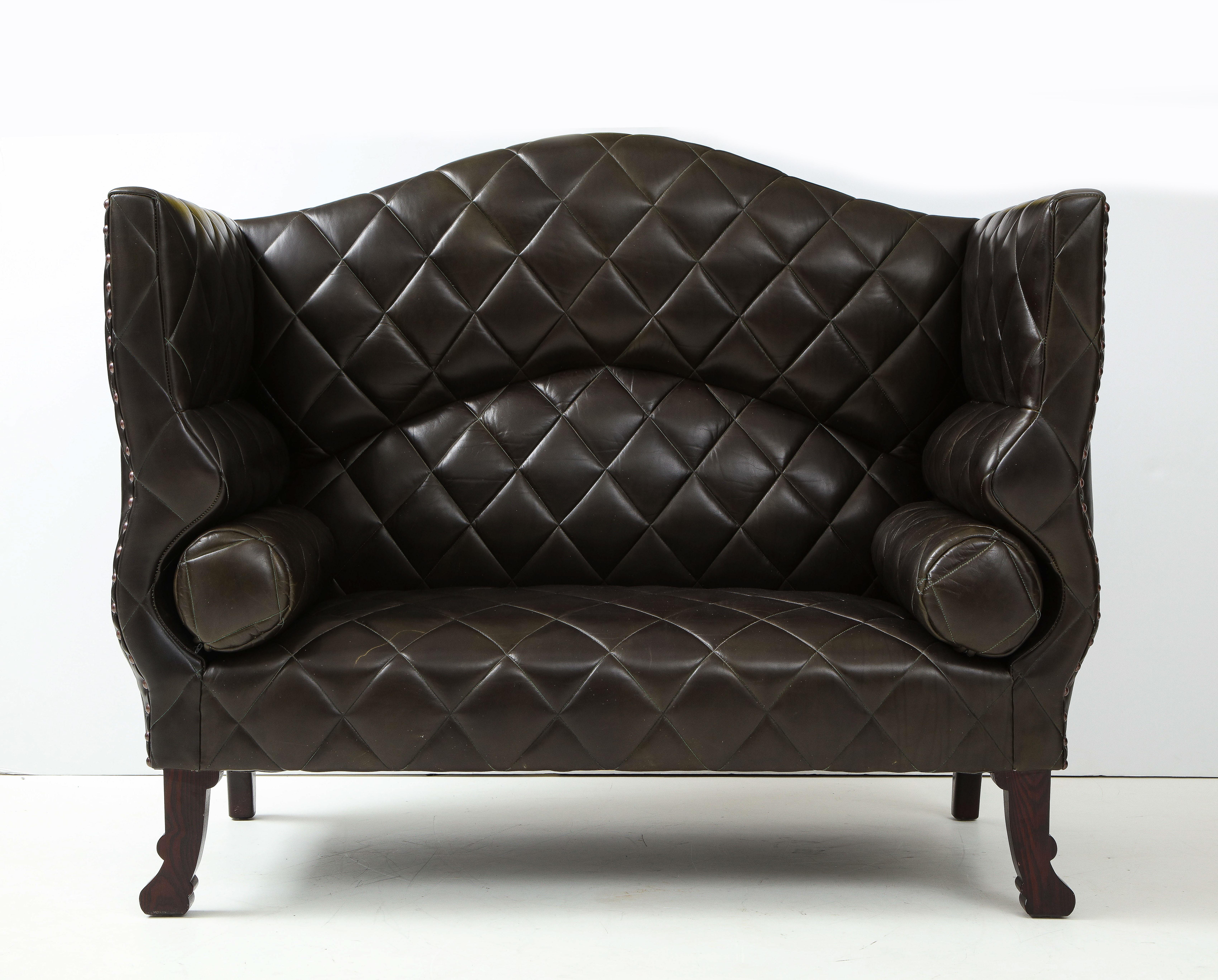Maßgefertigtes George Smith Espresso-Sofa aus getuftetem Leder (Postmoderne) im Angebot