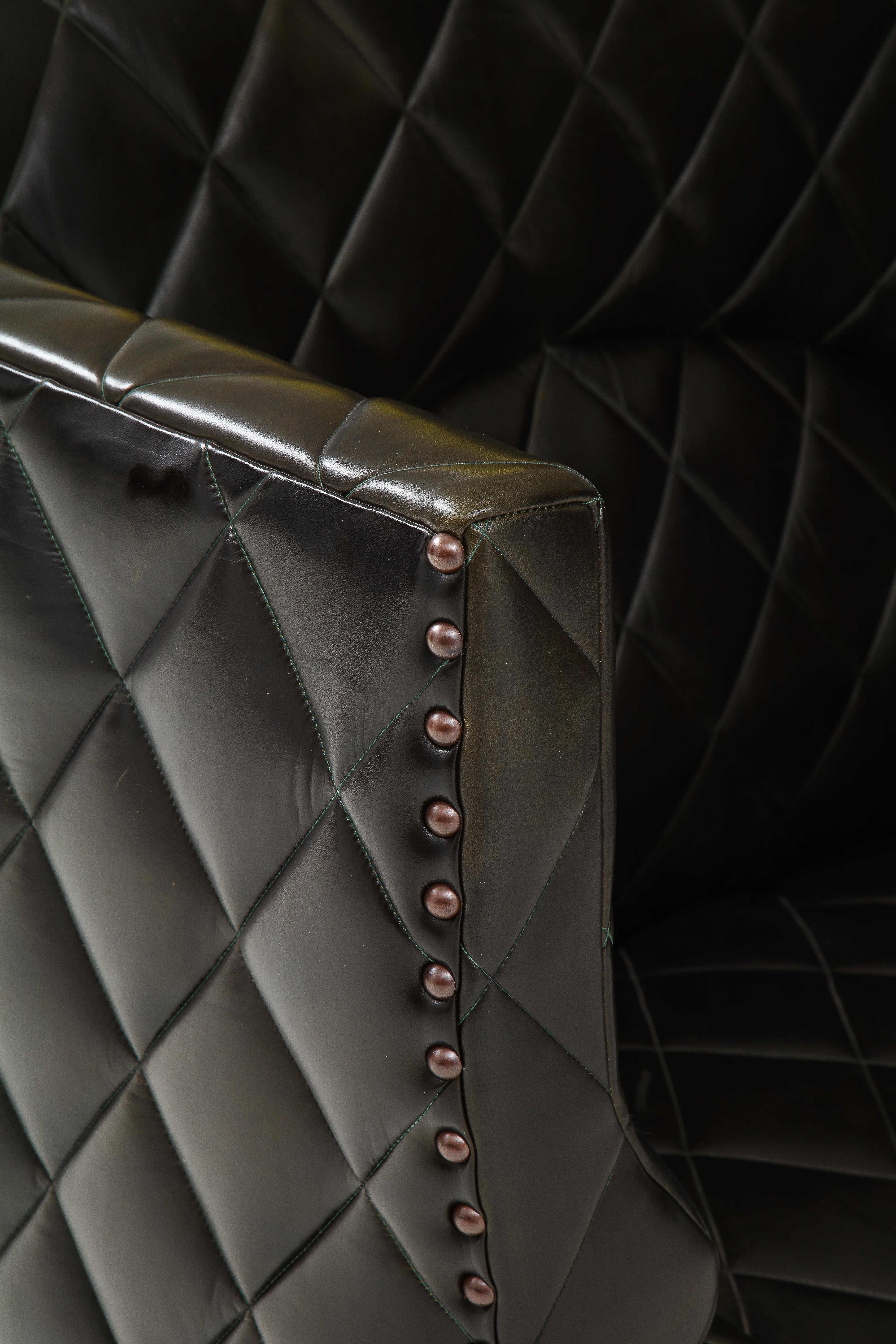 Maßgefertigtes George Smith Espresso-Sofa aus getuftetem Leder im Zustand „Hervorragend“ im Angebot in New York, NY