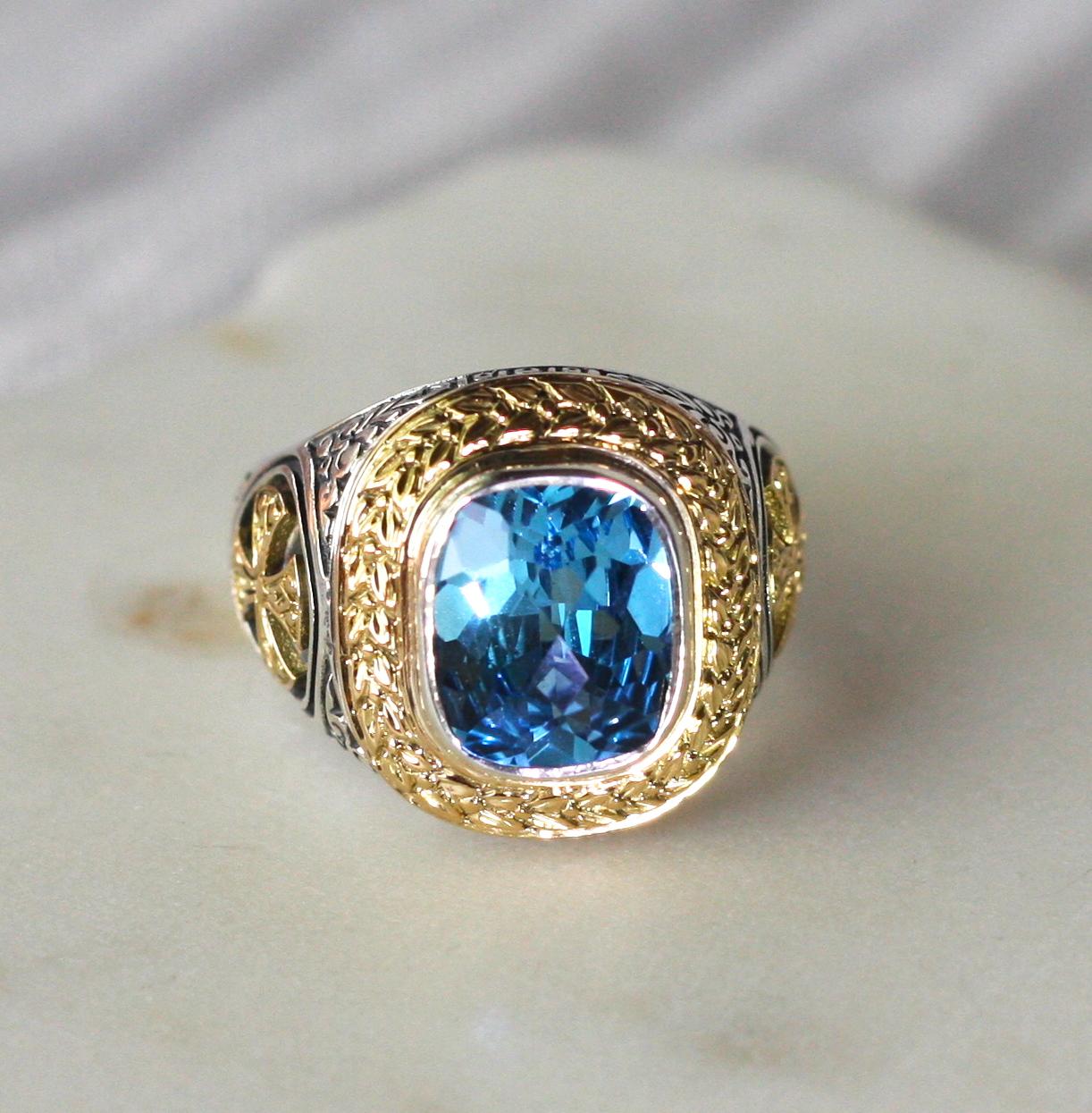 S.Georgios Designer unisex Handmade Gorgeous Ring, Silber 925 und massivem Gelbgold 18 Karat Stücke und Clowns, die einen einzigartigen mittelalterlichen Look mit einem Kreuz und andere Symbole zu schaffen. Dieses atemberaubende Stück verfügt über