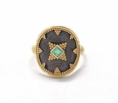 Anello con smeraldo in oro 18 carati bicolore e rodio nero di Georgios Collections