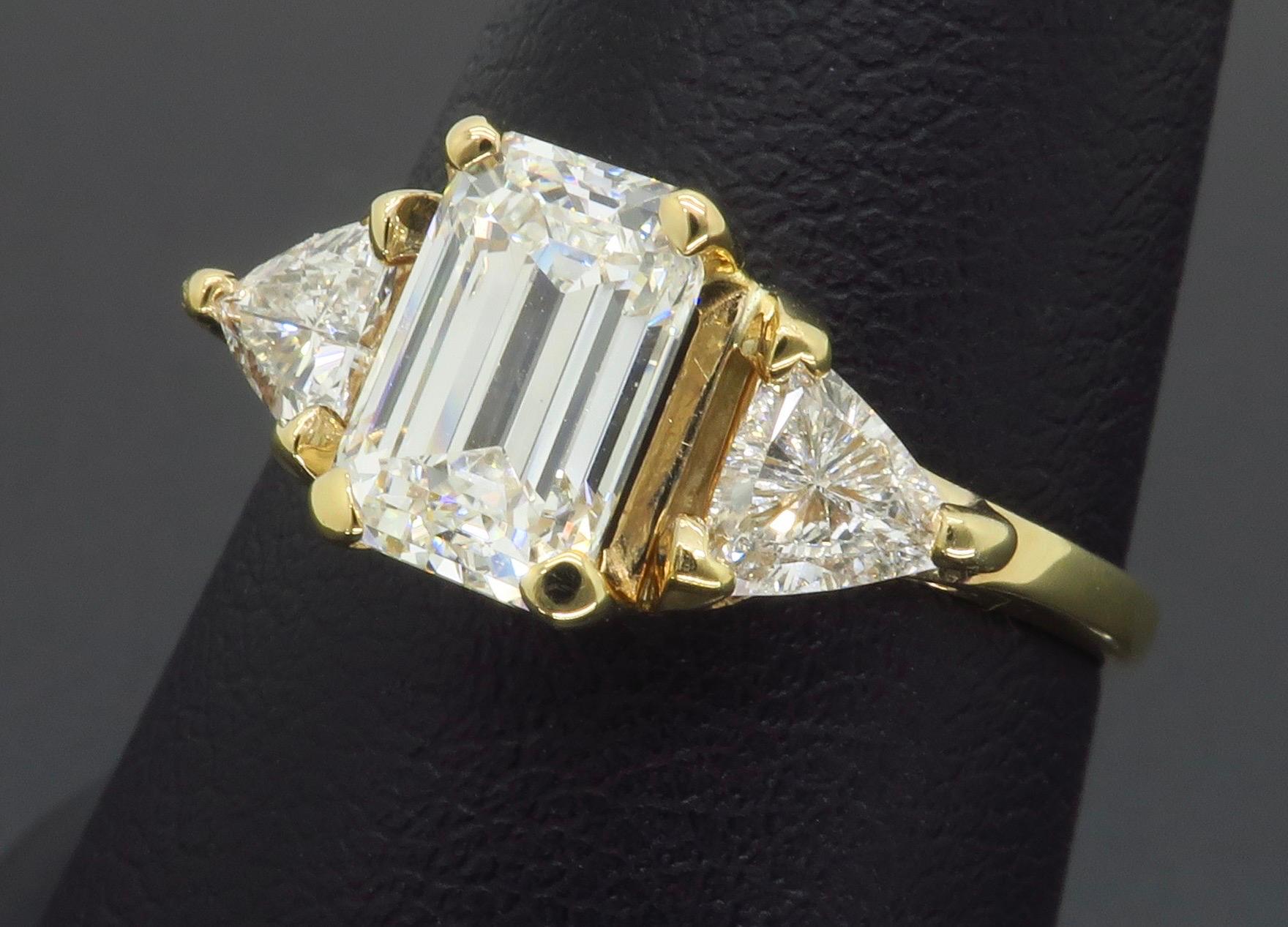 Maßgefertigter GIA-zertifizierter Verlobungsring mit 1,73 Karat drei Steinen im Zustand „Hervorragend“ in Webster, NY