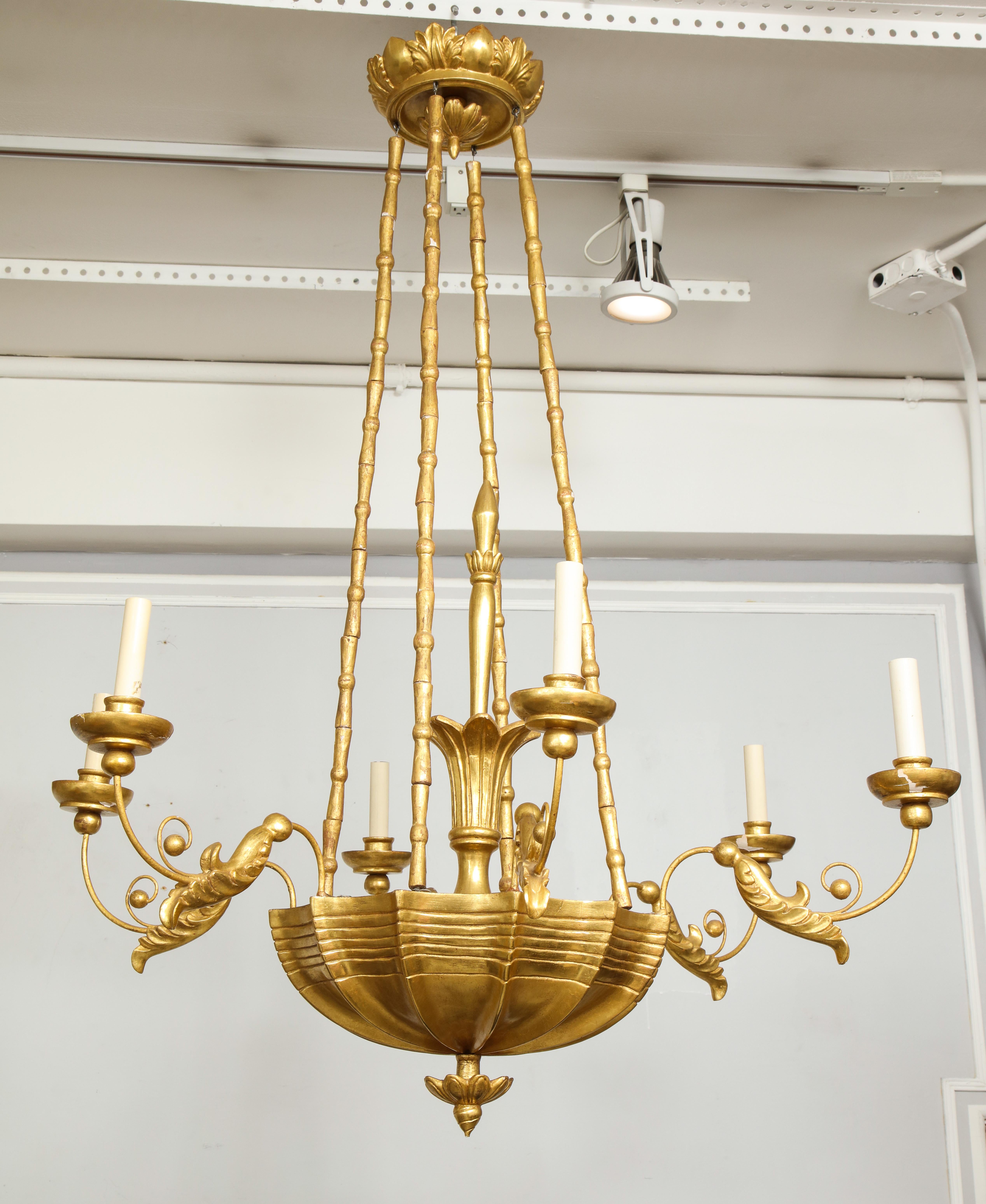Americano Lampadario personalizzato in legno dorato intagliato a mano in stile neoclassico in vendita