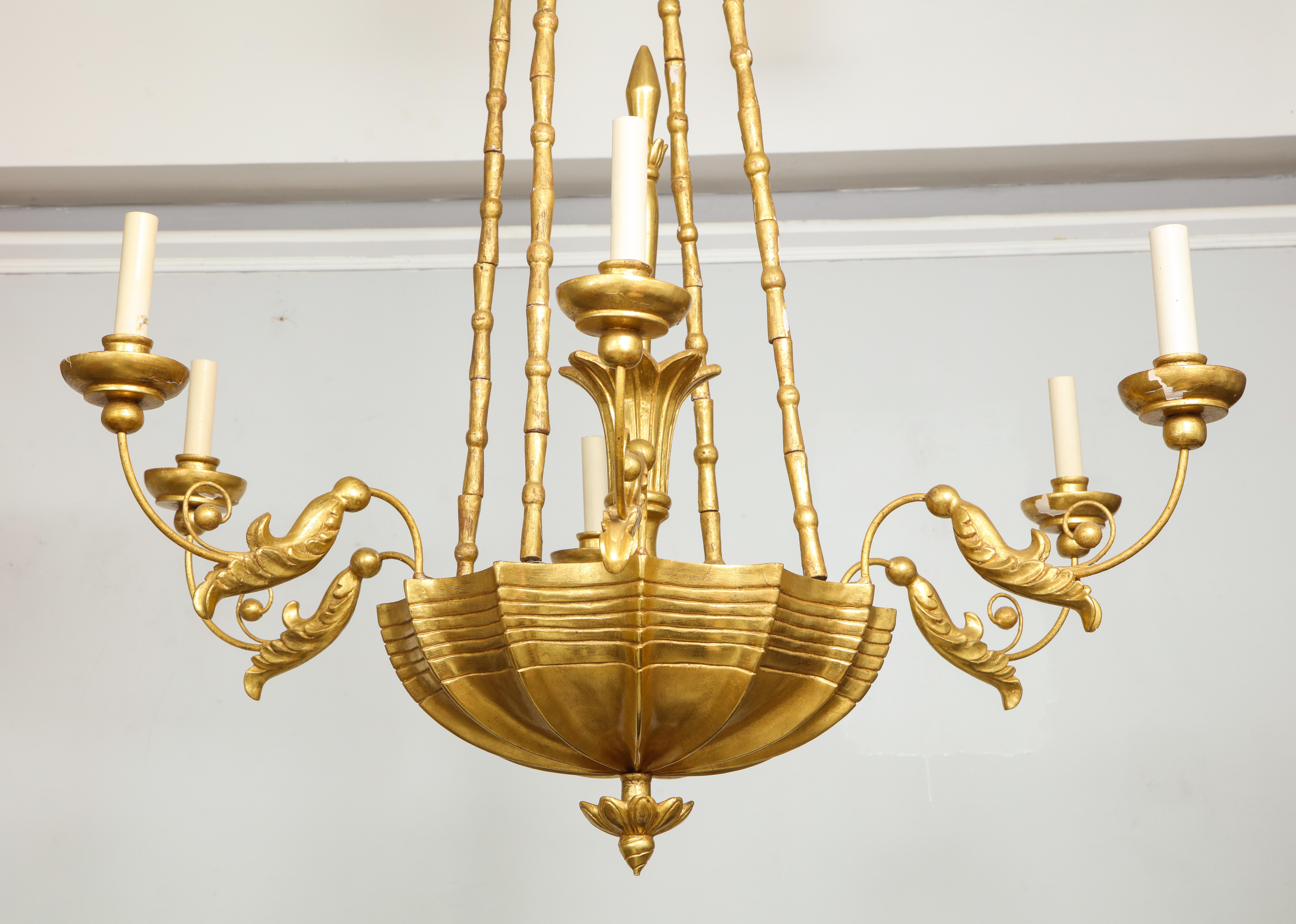 Lampadario personalizzato in legno dorato intagliato a mano in stile neoclassico In condizioni Nuovo in vendita a New York, NY