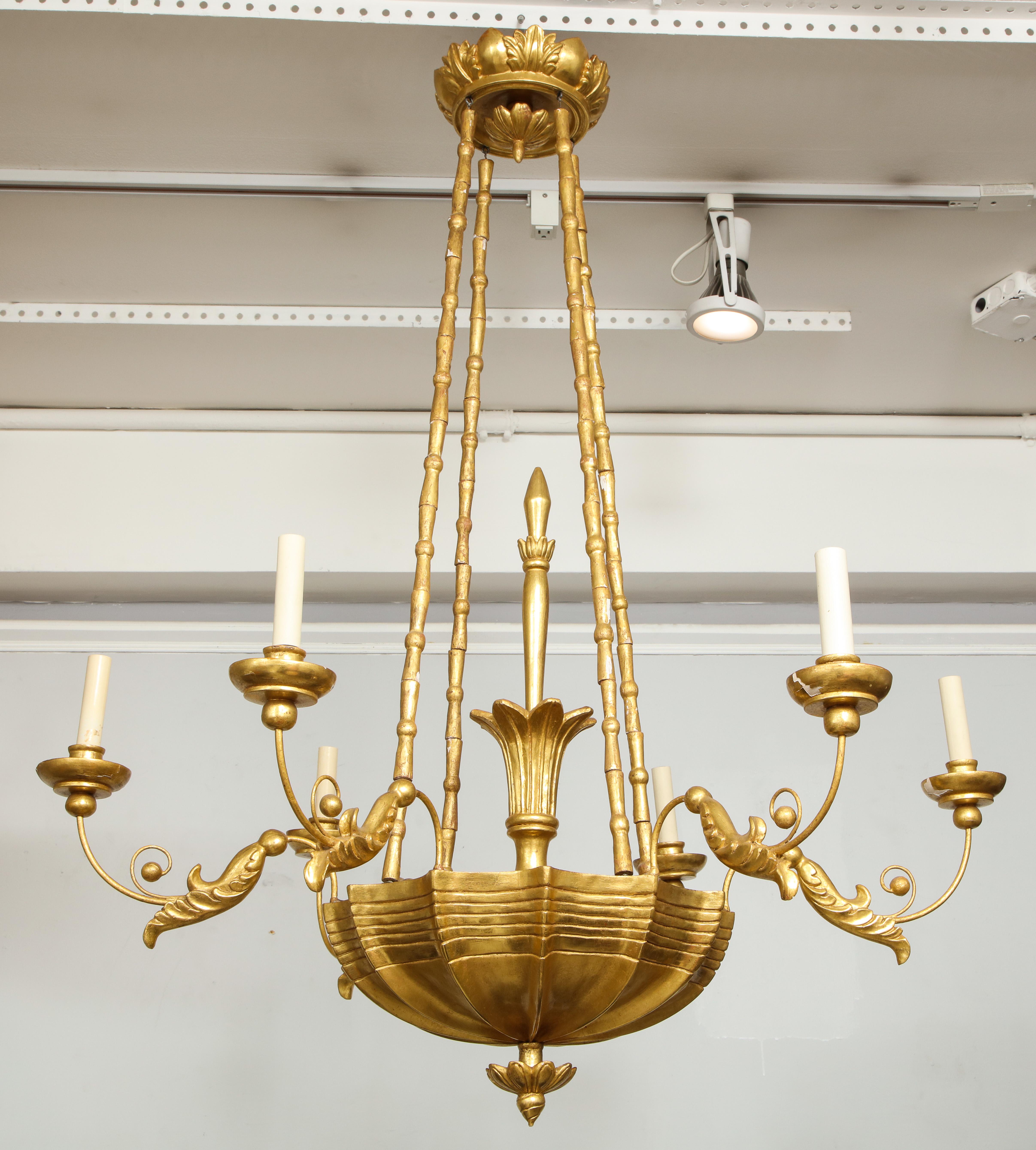 Lampadario a sei bracci in legno dorato intagliato a mano in stile neoclassico.