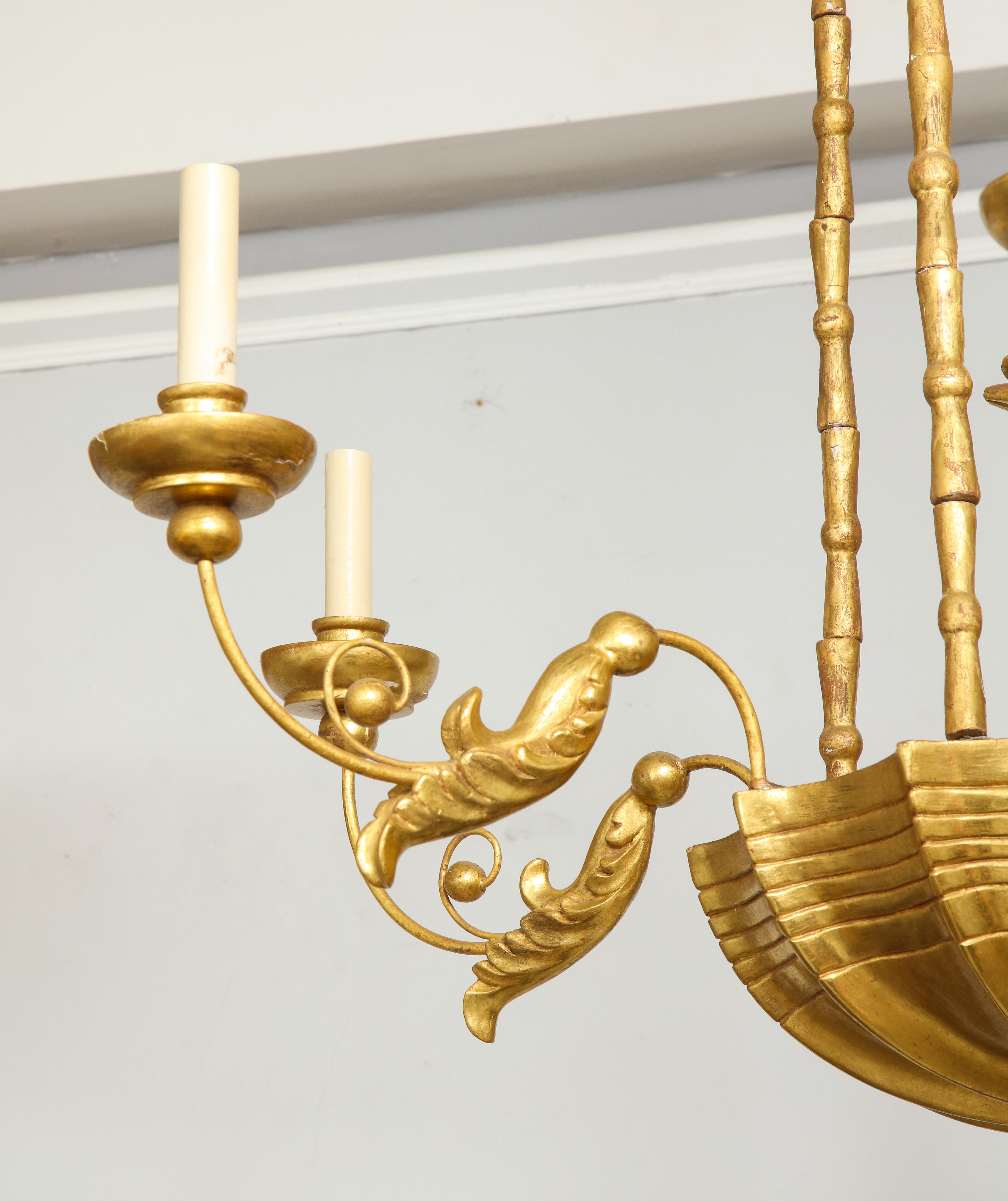 Legno dorato Lampadario personalizzato in legno dorato intagliato a mano in stile neoclassico in vendita