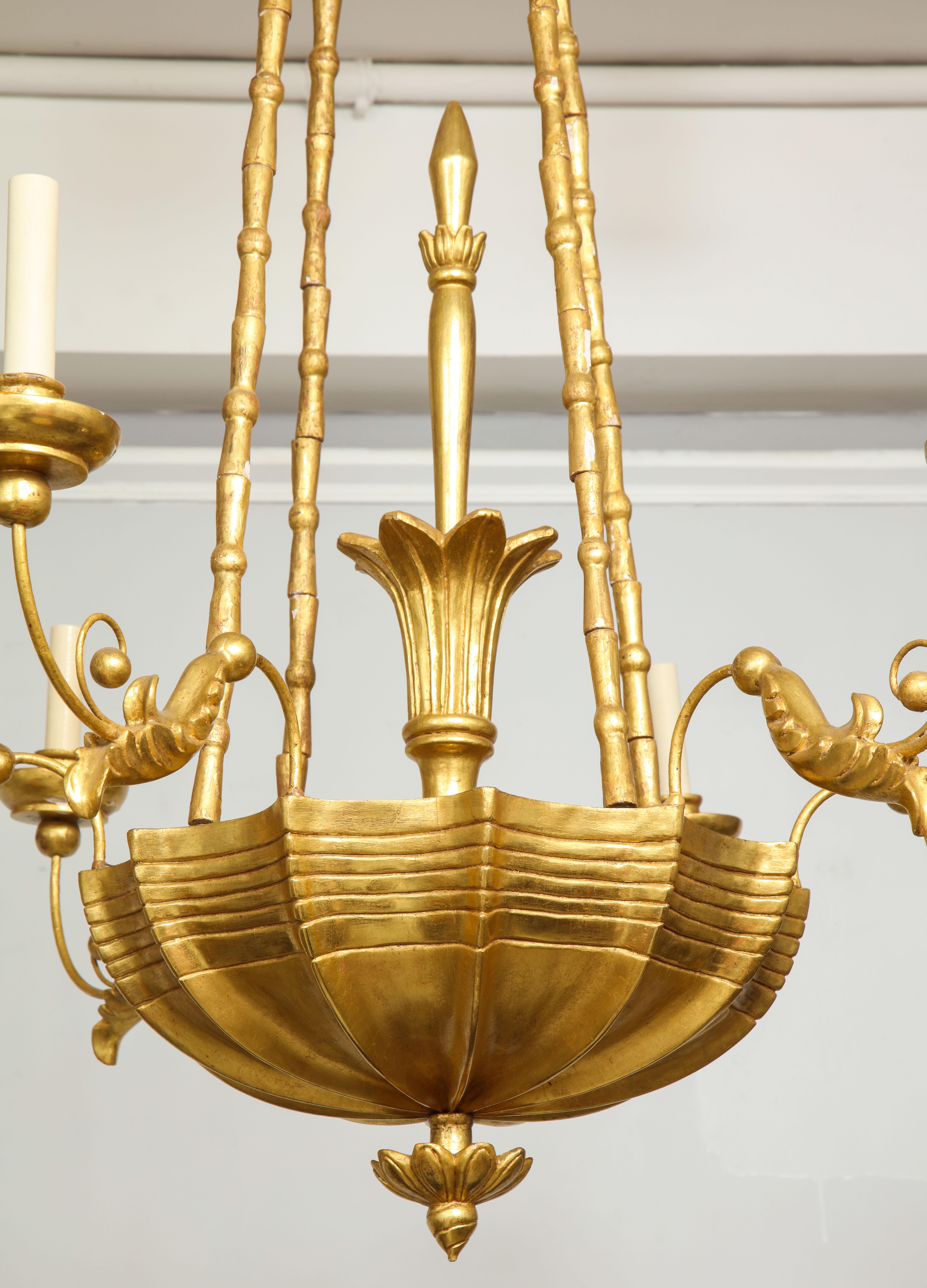 XXI secolo e contemporaneo Lampadario personalizzato in legno dorato intagliato a mano in stile neoclassico in vendita