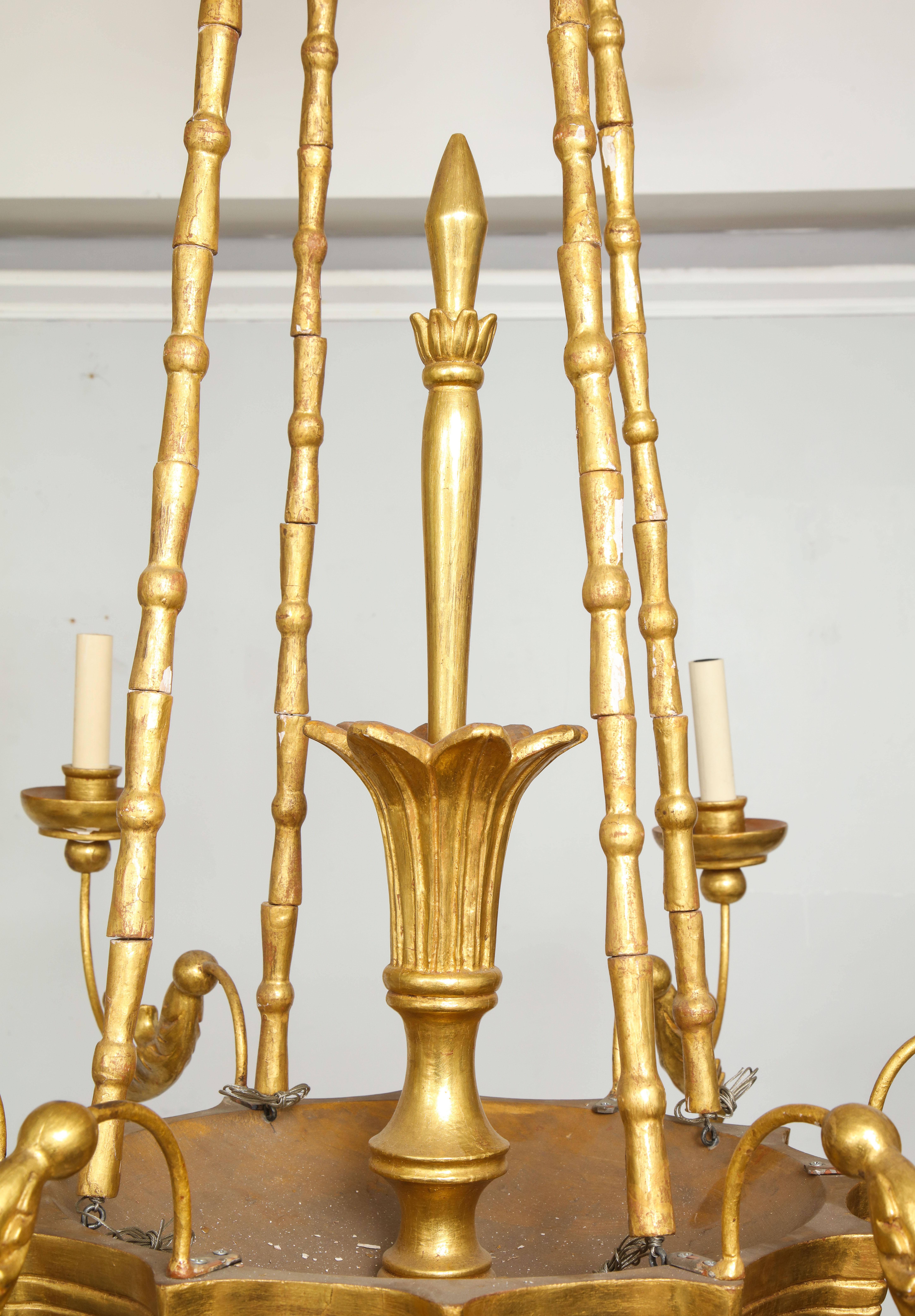 Lampadario personalizzato in legno dorato intagliato a mano in stile neoclassico in vendita 4