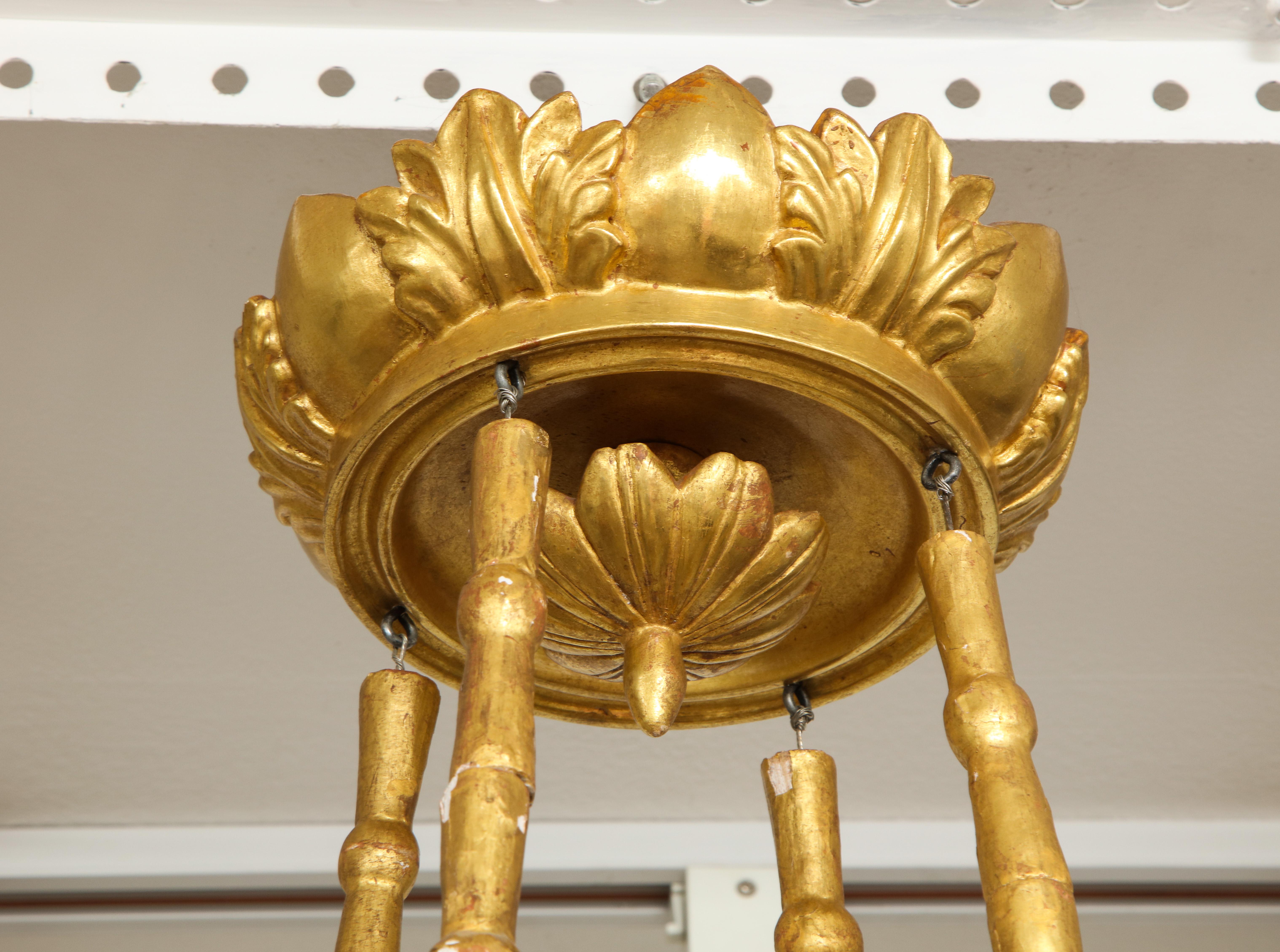 Lampadario personalizzato in legno dorato intagliato a mano in stile neoclassico in vendita 3