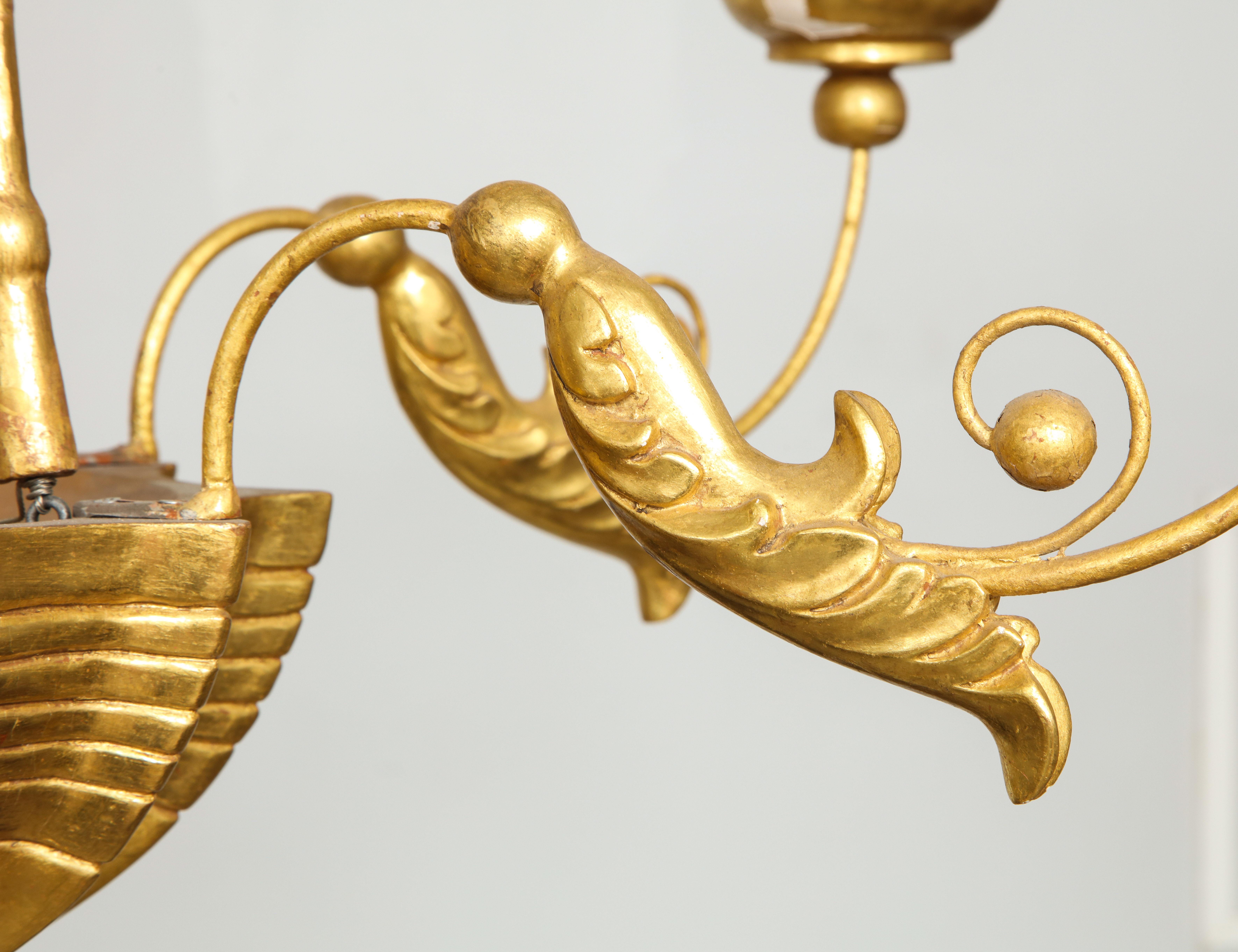 Lampadario personalizzato in legno dorato intagliato a mano in stile neoclassico in vendita 2