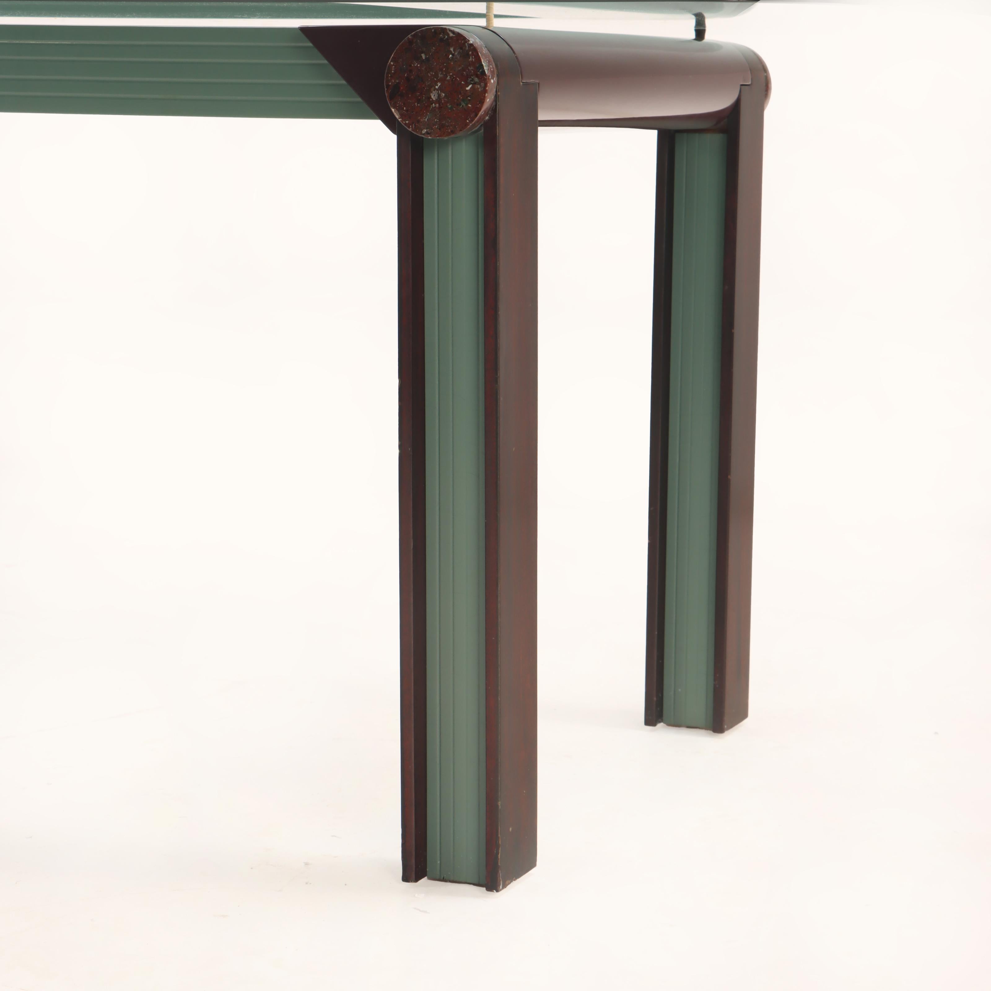 Presentamos una mesa de comedor de cristal y mármol hecha a medida que estuvo colocada en una extensa finca de los Hamptons durante los últimos 35 años. 

Poco más se sabe de esta mesa única. Tiene características llamativas, como una encimera de