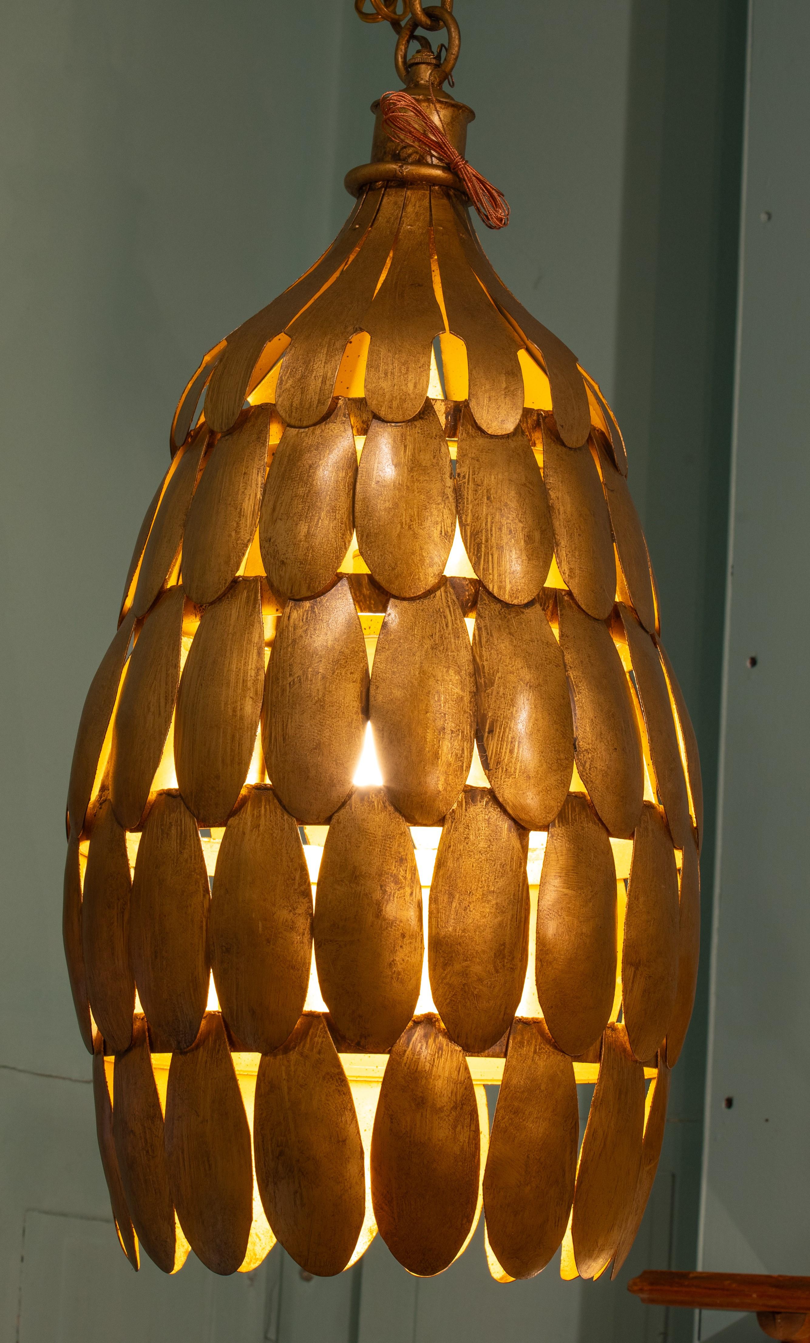 Inspiriert von der Drachenschuppenleuchte von S. Salvadori. Dies ist eine modernere Version dieser klassischen Leuchte. Wir nennen sie unsere Golden Artichoke Pendelleuchte. Die Leuchte kann auch in Blattsilber ausgeführt werden. Sie wird in den USA
