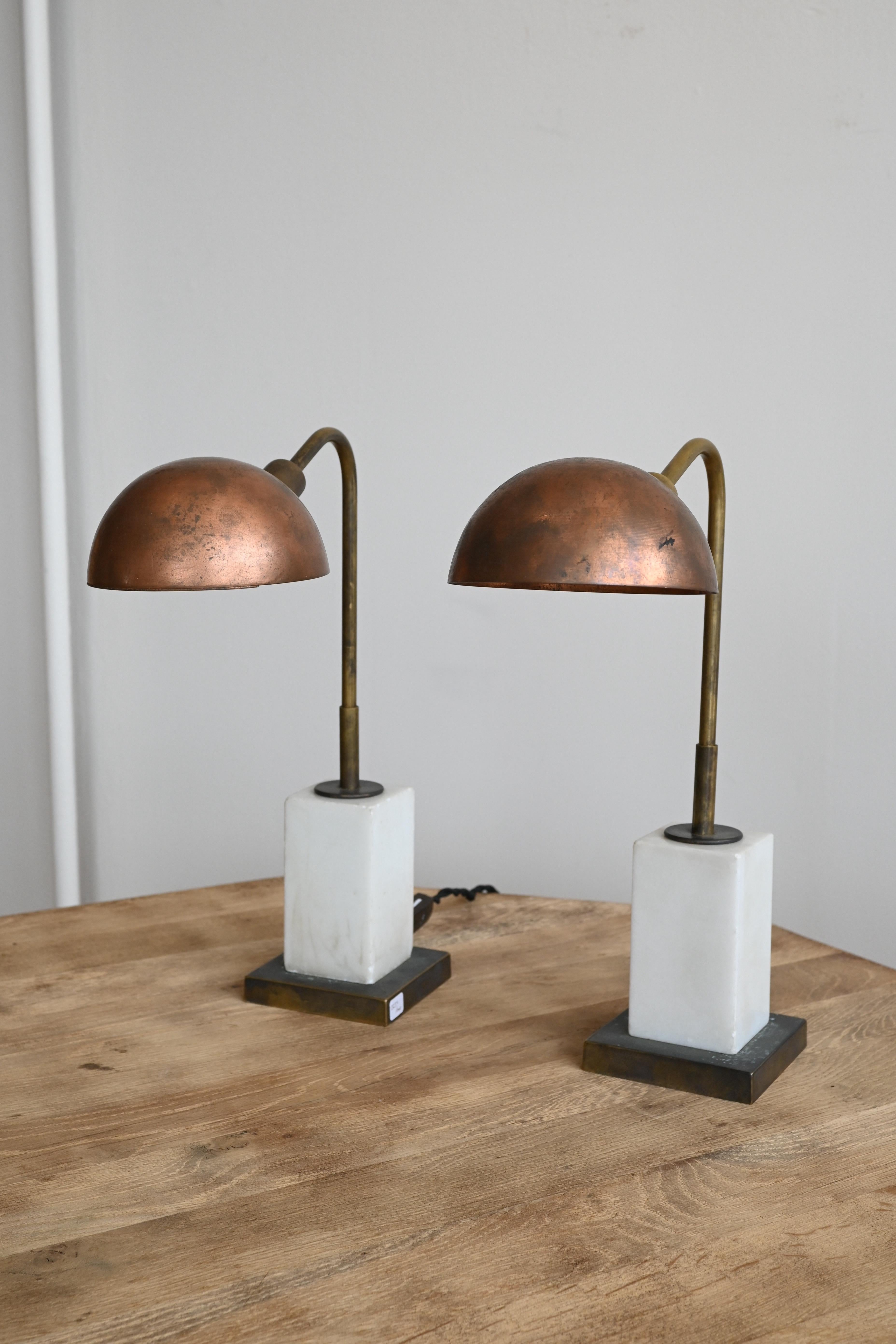 Une paire de lampes à col de cygne fabriquée sur mesure à partir de pièces vintage et antiques. Ils sont composés de laiton, de cuivre et de marbre. Une petite échelle parfaite !