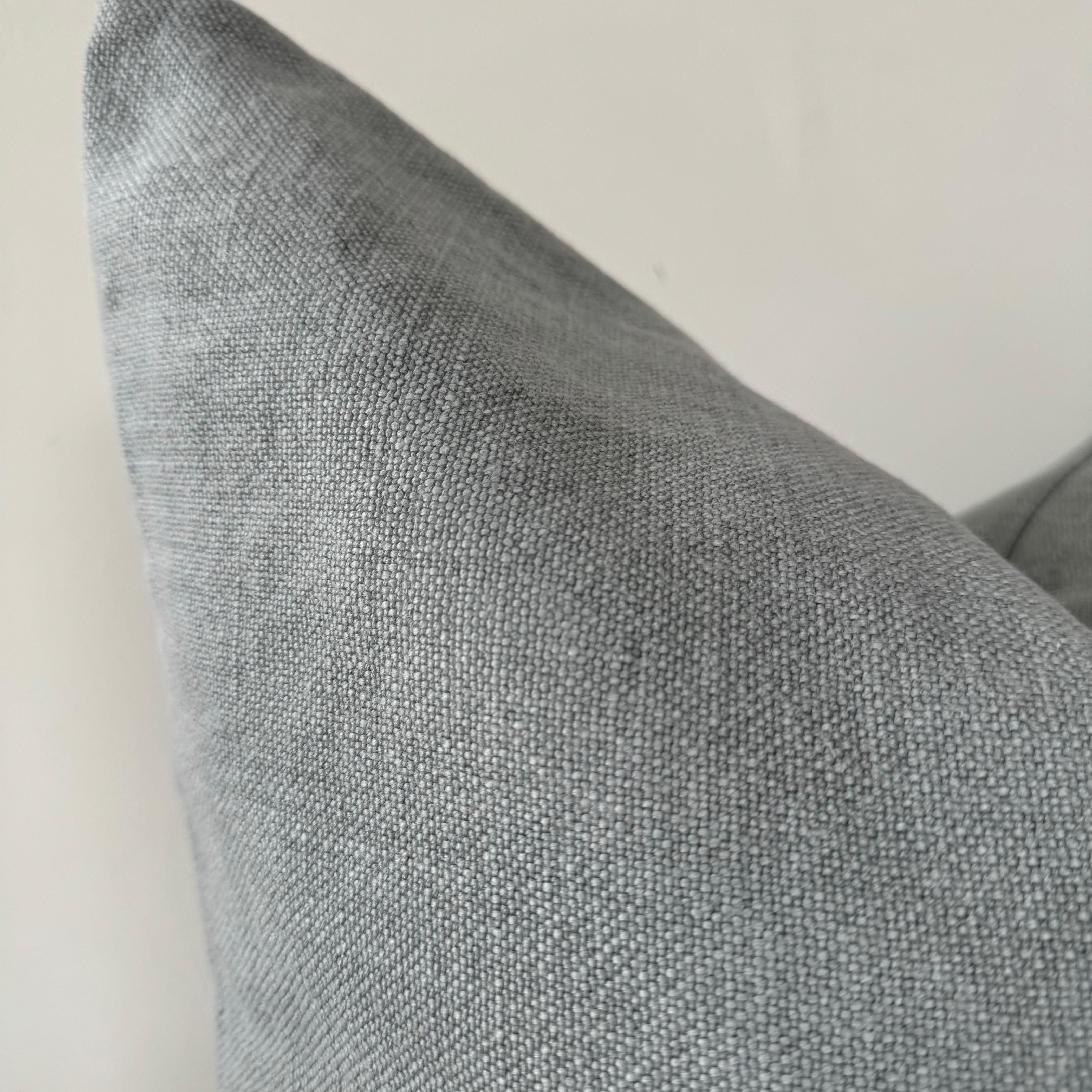 Individuelles graues Stone Washed Leinen-Kissen mit Daunen-Feder-Einsatz (21. Jahrhundert und zeitgenössisch) im Angebot