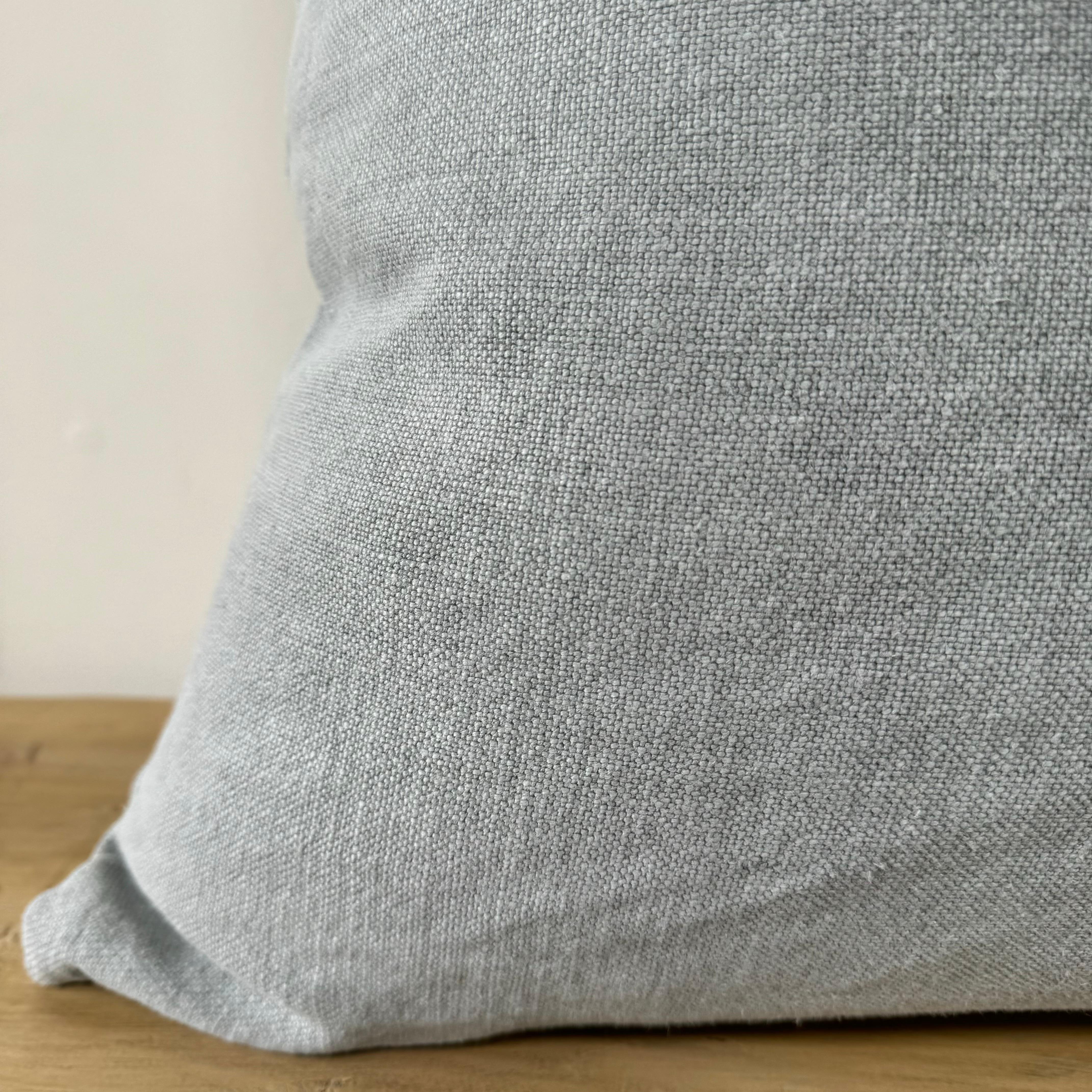 Individuelles graues Stone Washed Leinen-Kissen mit Daunen-Feder-Einsatz im Angebot 1